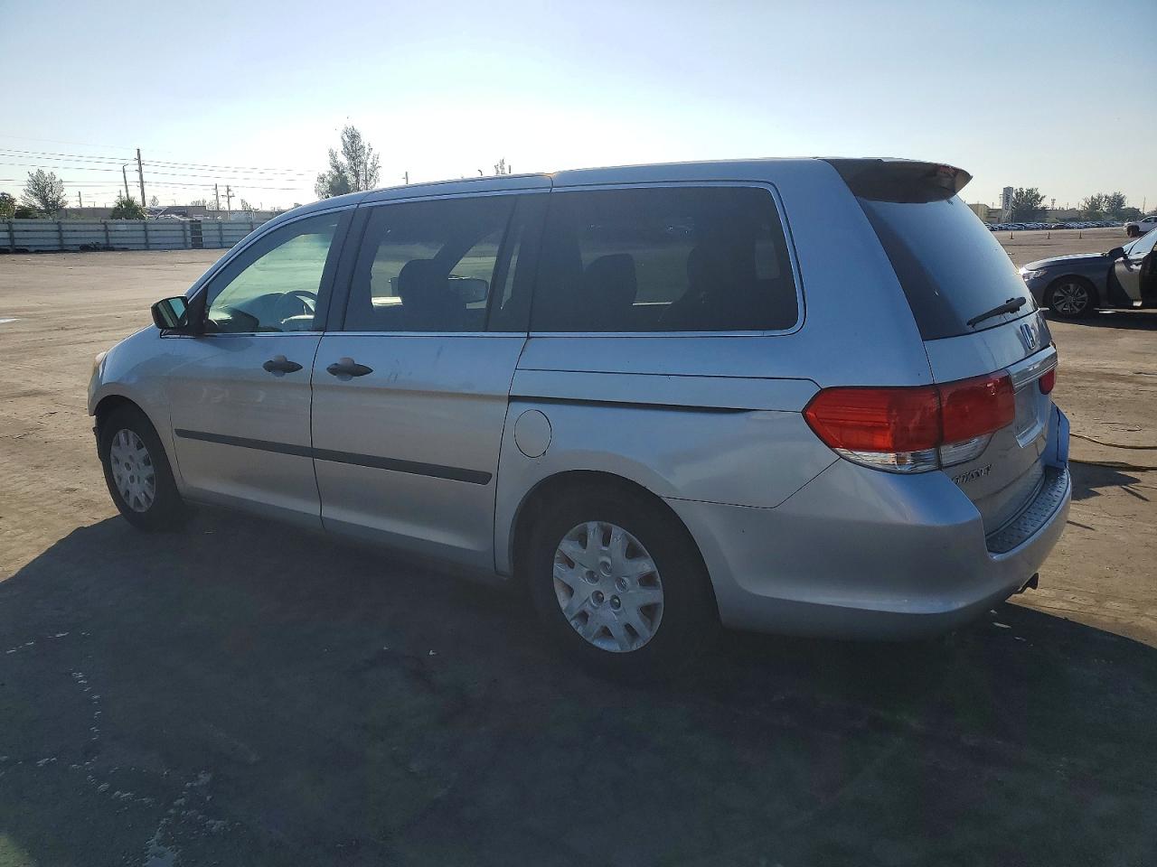 2010 Honda Odyssey Lx Silver vin: 5FNRL3H21AB111844