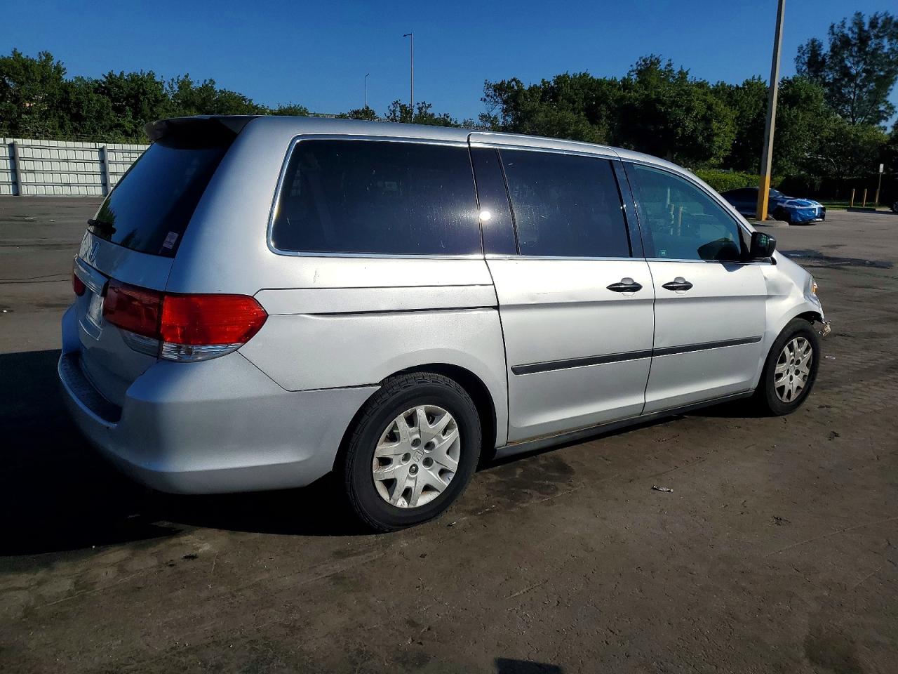 2010 Honda Odyssey Lx Silver vin: 5FNRL3H21AB111844