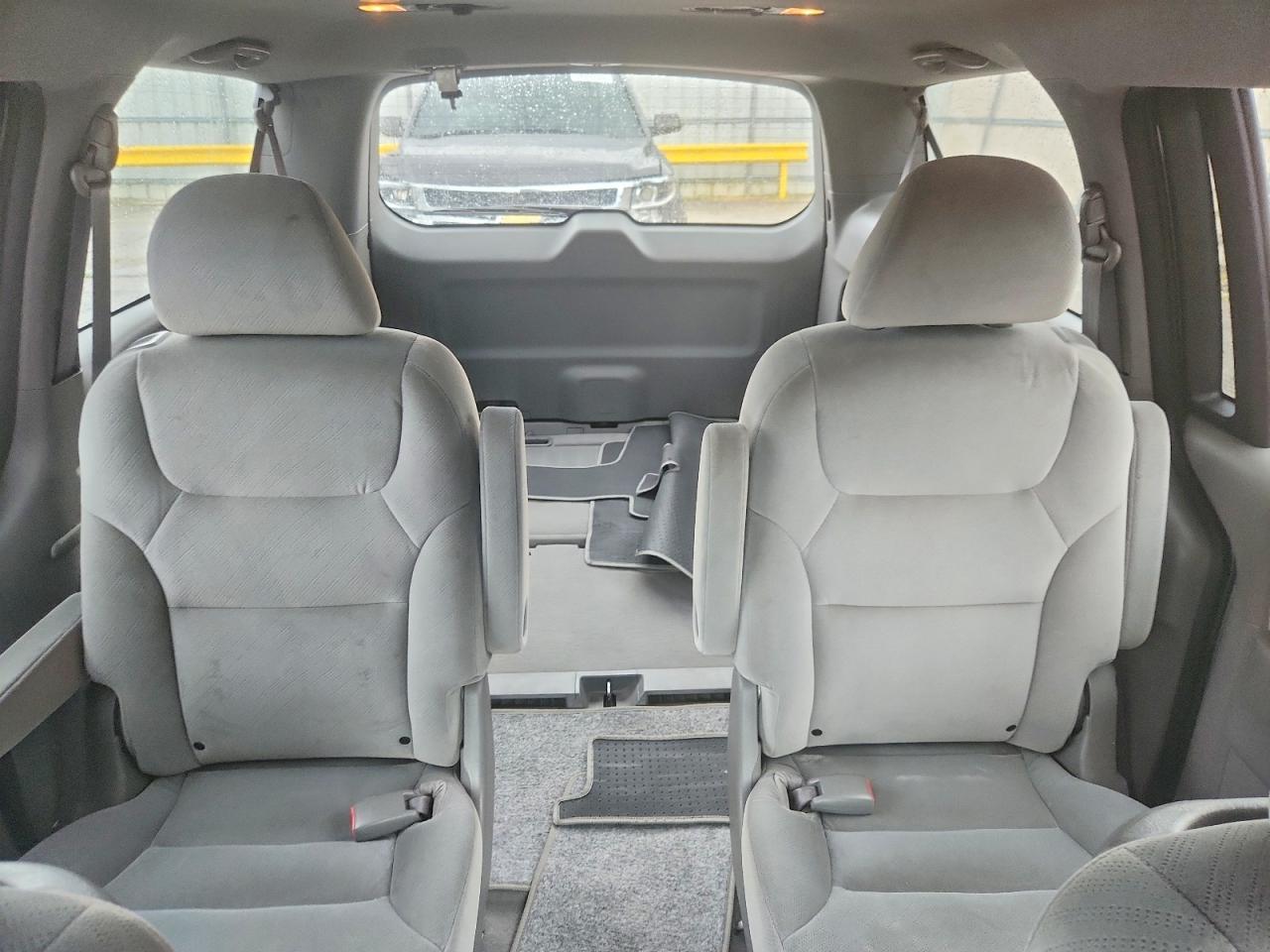 2010 Honda Odyssey Lx Silver vin: 5FNRL3H24AB027355