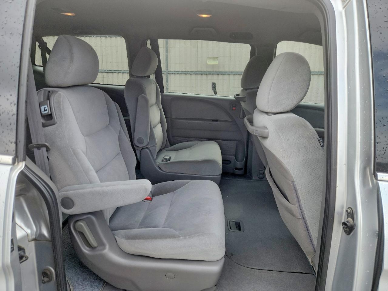 2010 Honda Odyssey Lx Silver vin: 5FNRL3H24AB027355
