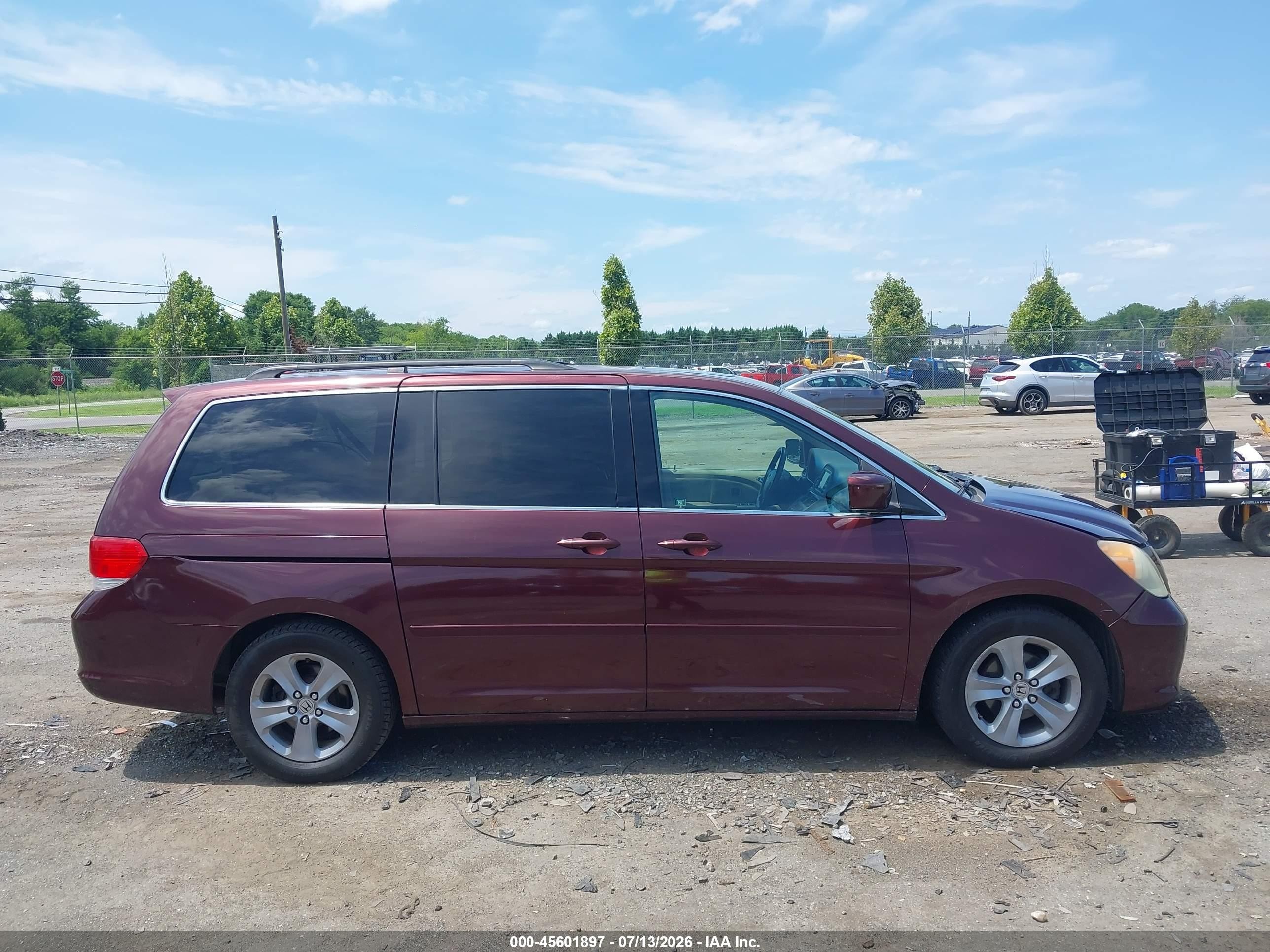 2010 Honda Odyssey Touring Burgundy vin: 5FNRL3H90AB042741
