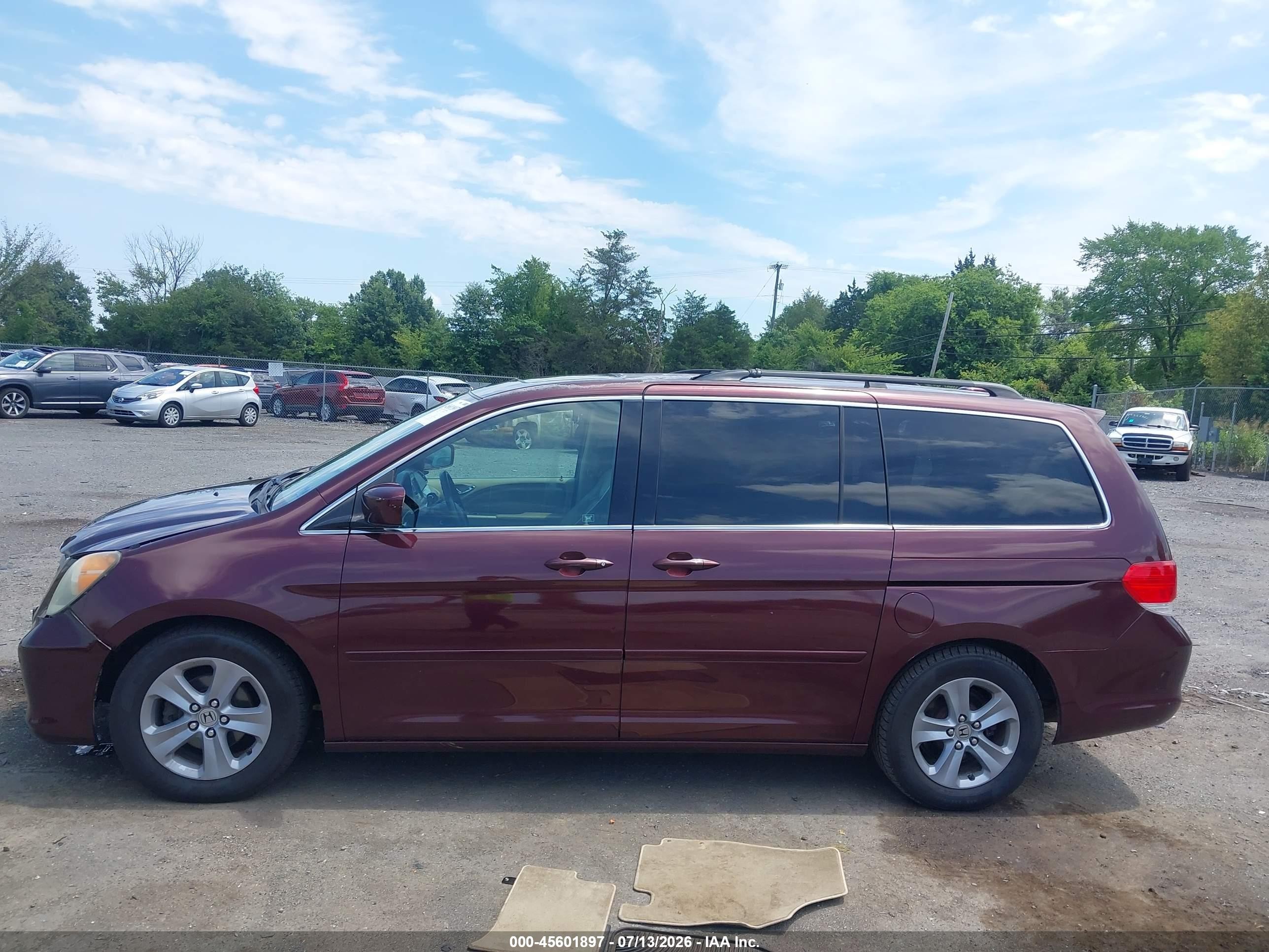 2010 Honda Odyssey Touring Burgundy vin: 5FNRL3H90AB042741