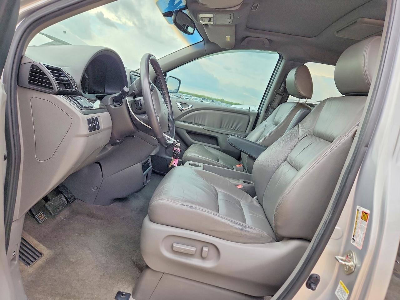 2010 Honda Odyssey Touring Silver vin: 5FNRL3H92AB069858