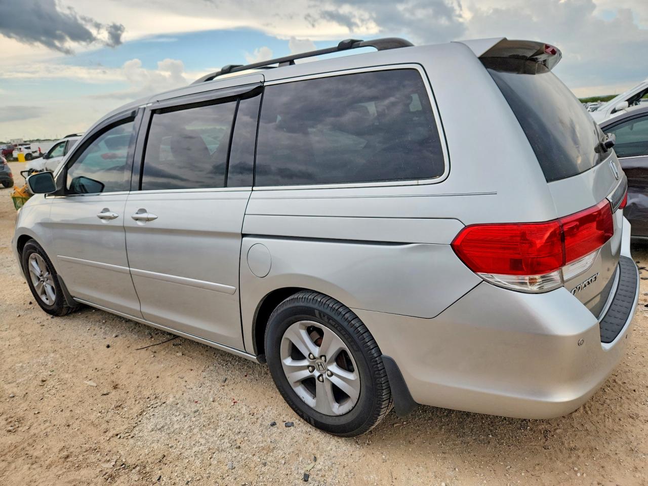 2010 Honda Odyssey Touring Silver vin: 5FNRL3H92AB069858