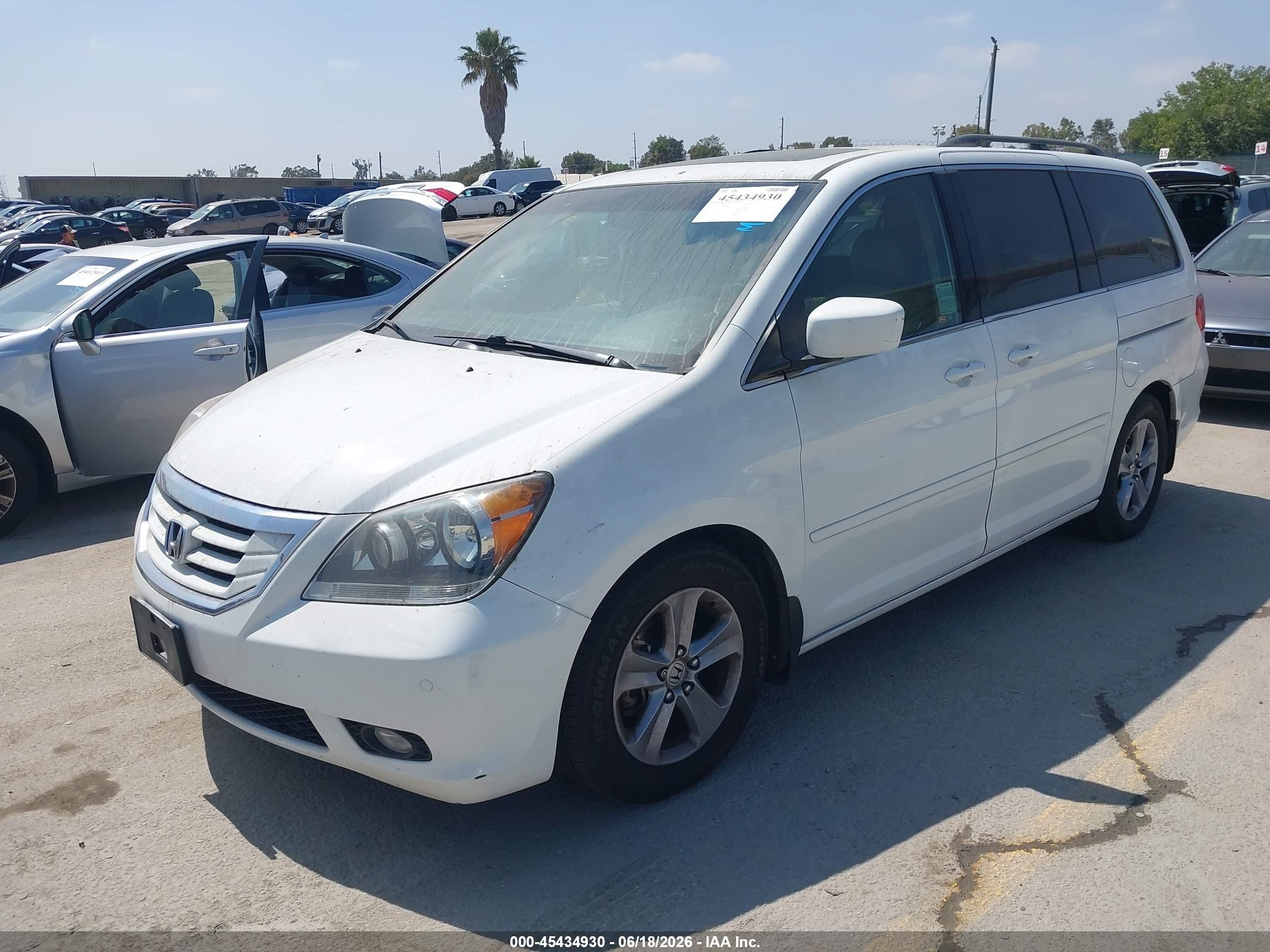 2010 Honda Odyssey Touring White vin: 5FNRL3H93AB090895