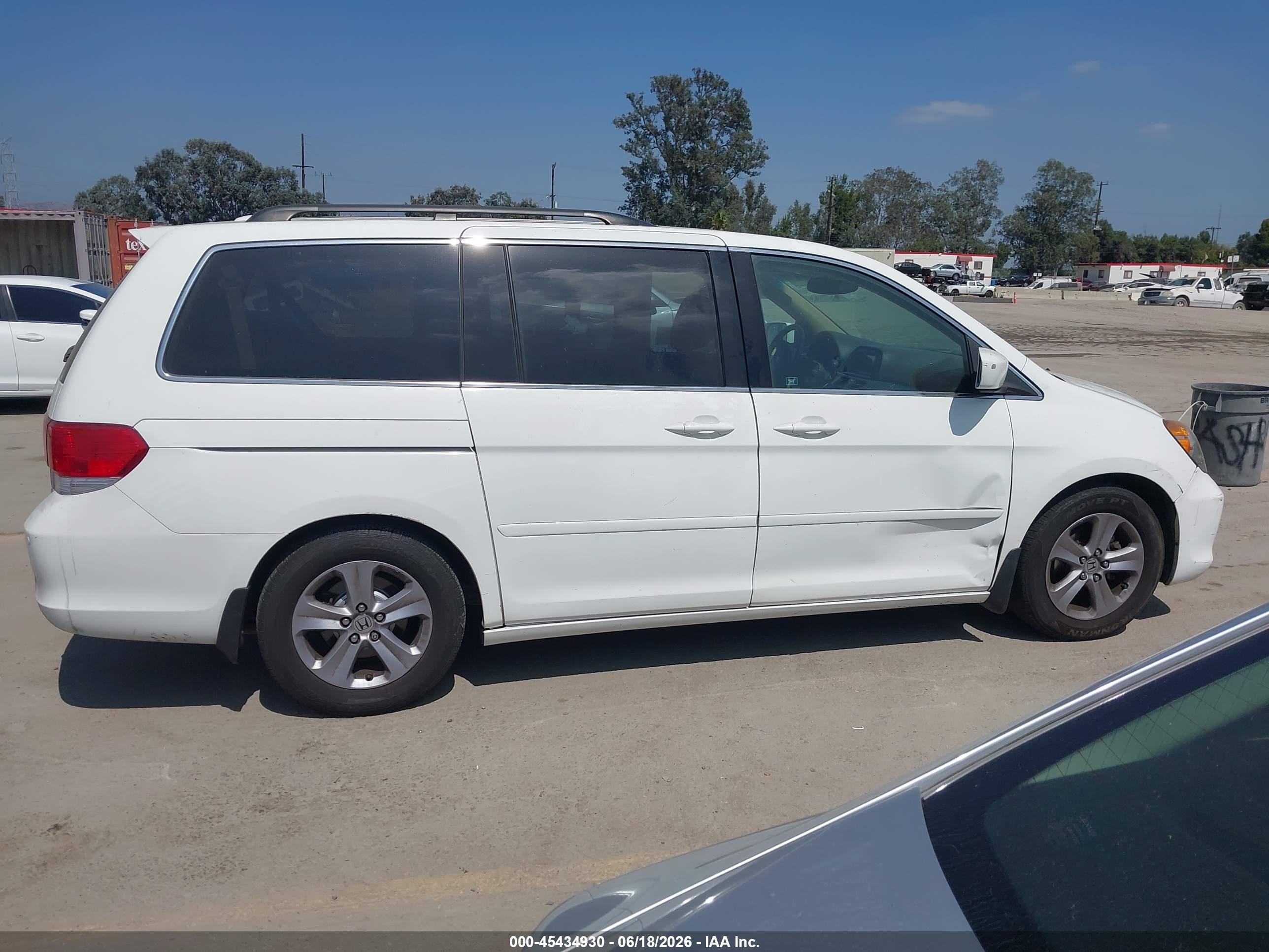 2010 Honda Odyssey Touring White vin: 5FNRL3H93AB090895