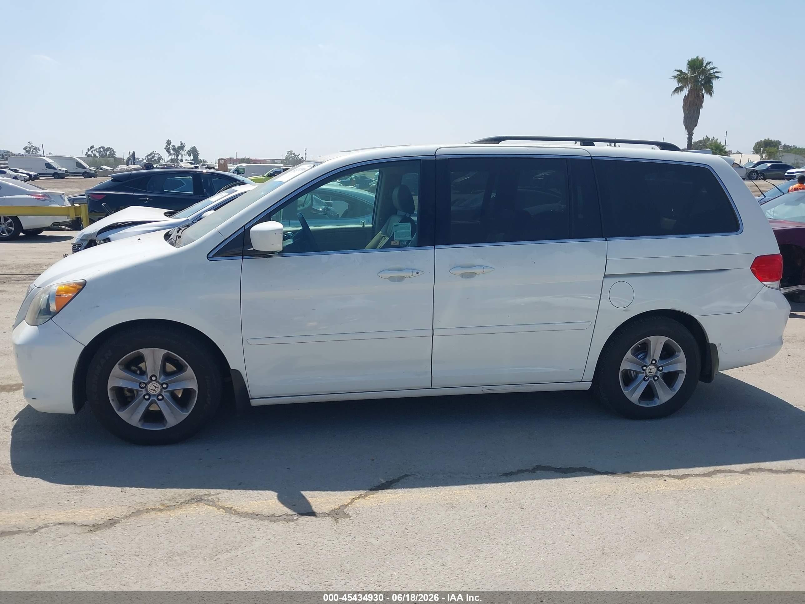 2010 Honda Odyssey Touring White vin: 5FNRL3H93AB090895