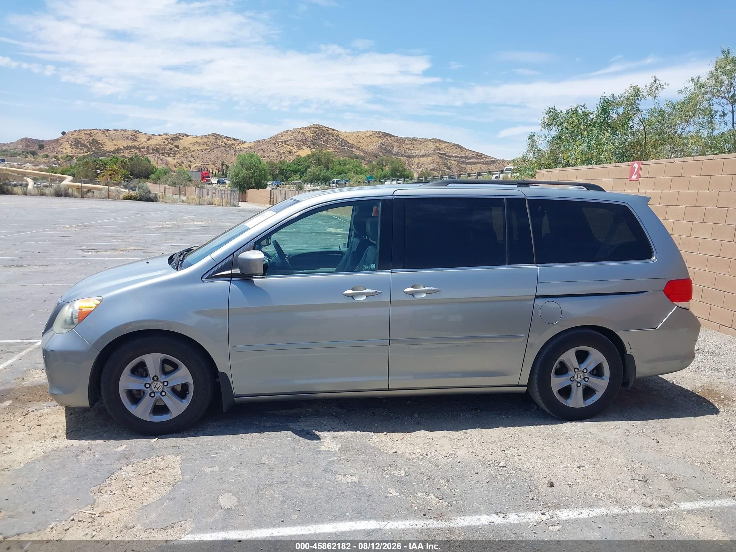 2010 Honda Odyssey Touring Silver vin: 5FNRL3H9XAB096953