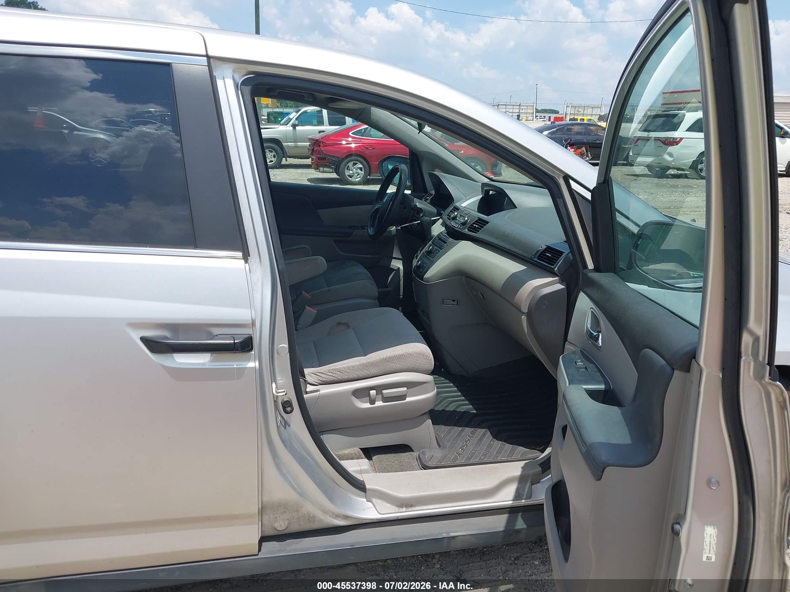 2014 Honda Odyssey Lx Silver vin: 5FNRL5H20EB116793