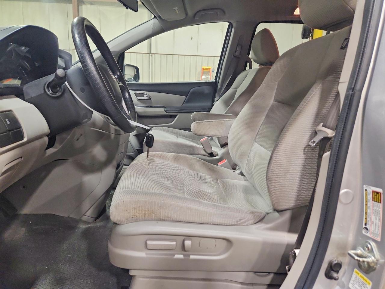 2011 Honda Odyssey Lx Silver vin: 5FNRL5H21BB010610