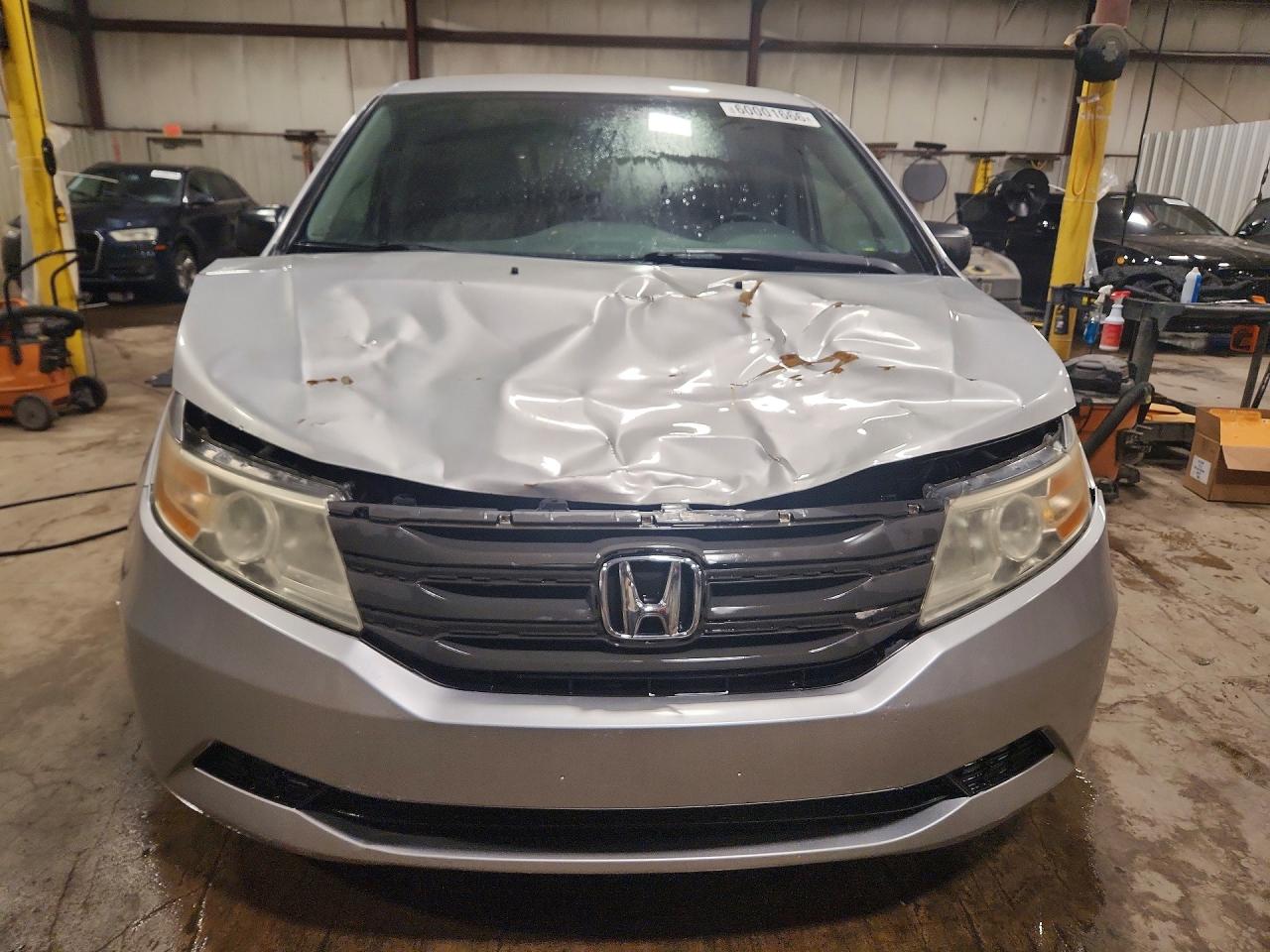 2011 Honda Odyssey Lx Silver vin: 5FNRL5H21BB010610