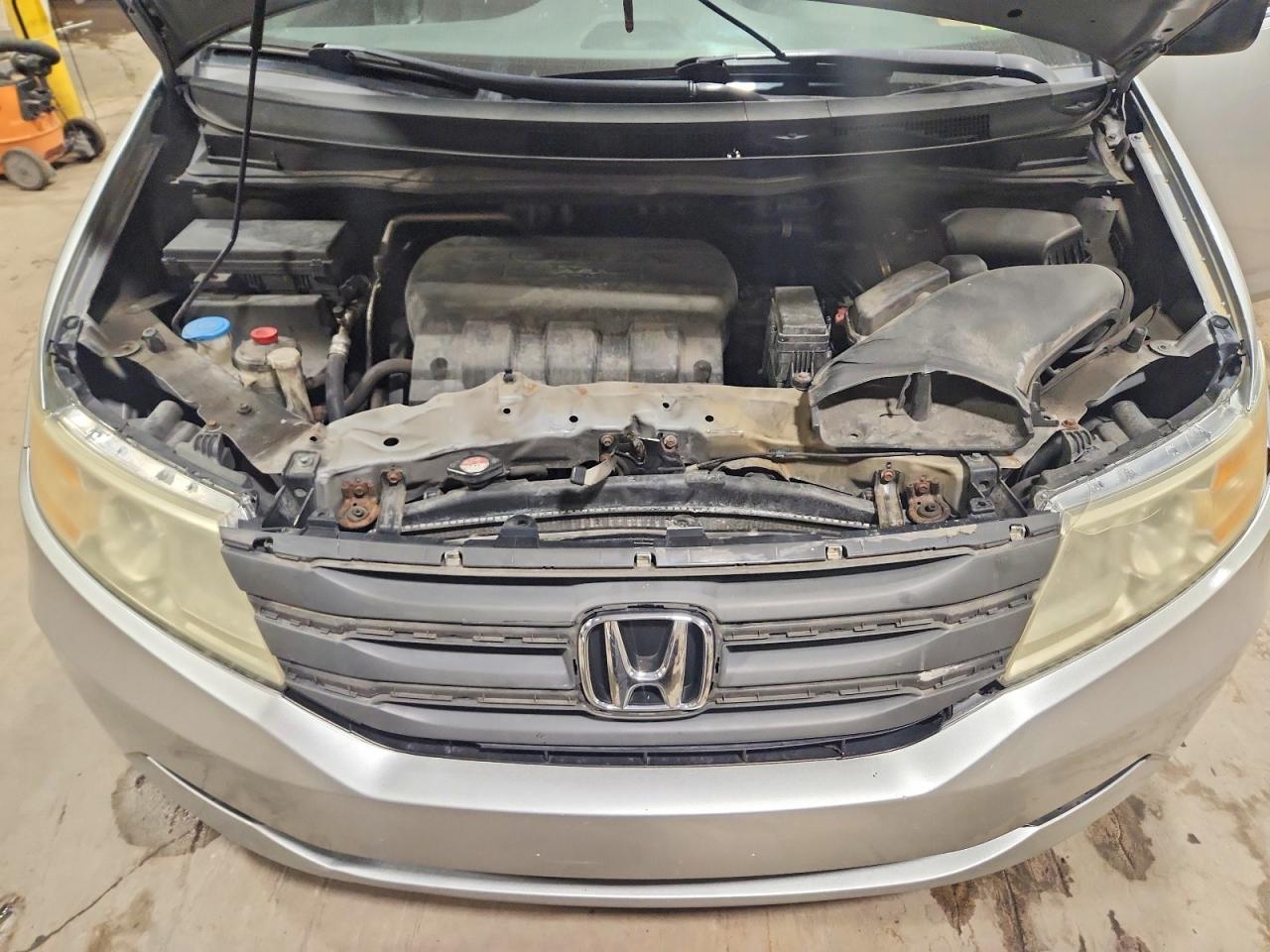 2011 Honda Odyssey Lx Silver vin: 5FNRL5H21BB010610