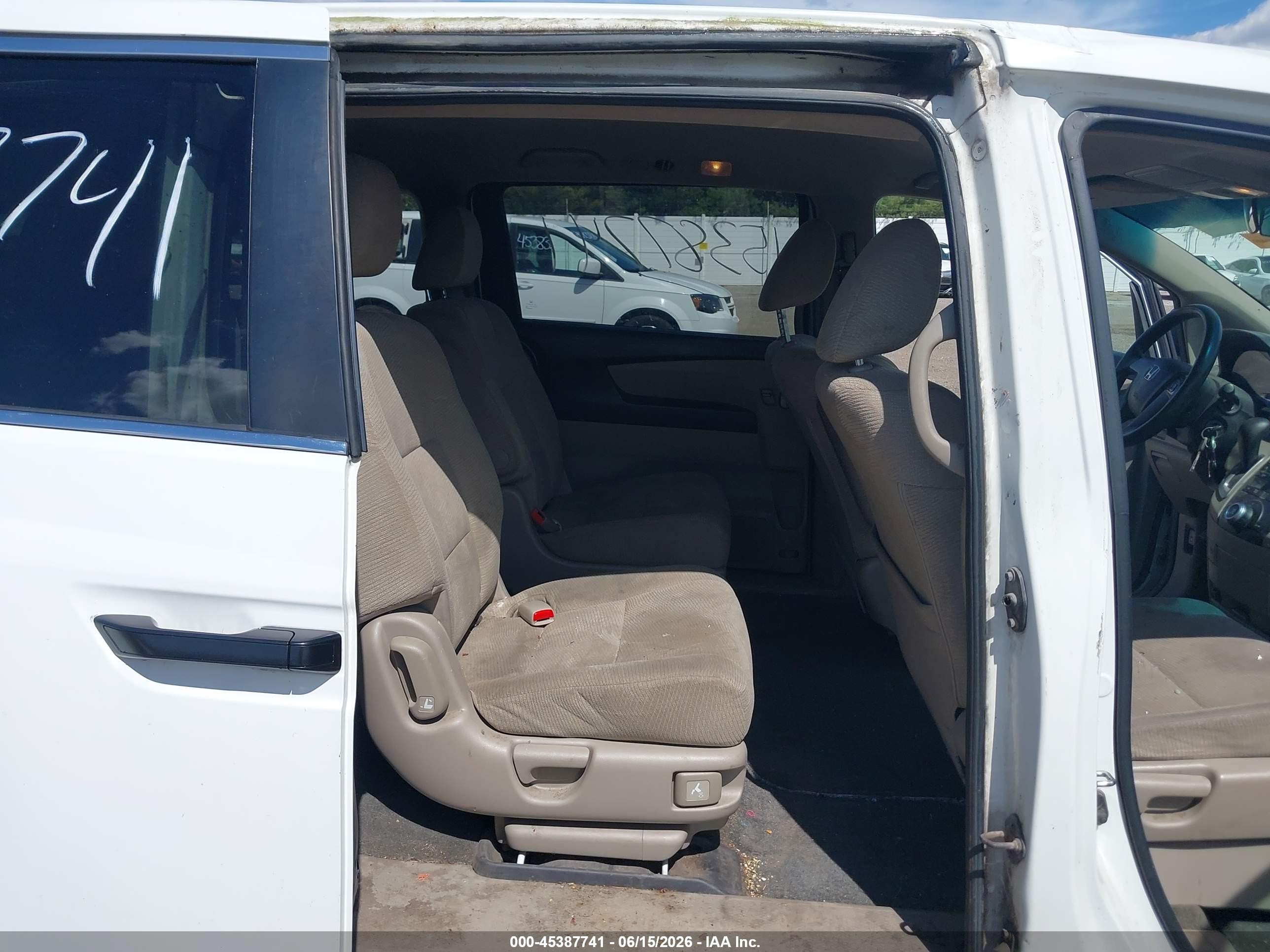 2012 Honda Odyssey Lx White vin: 5FNRL5H21CB137407