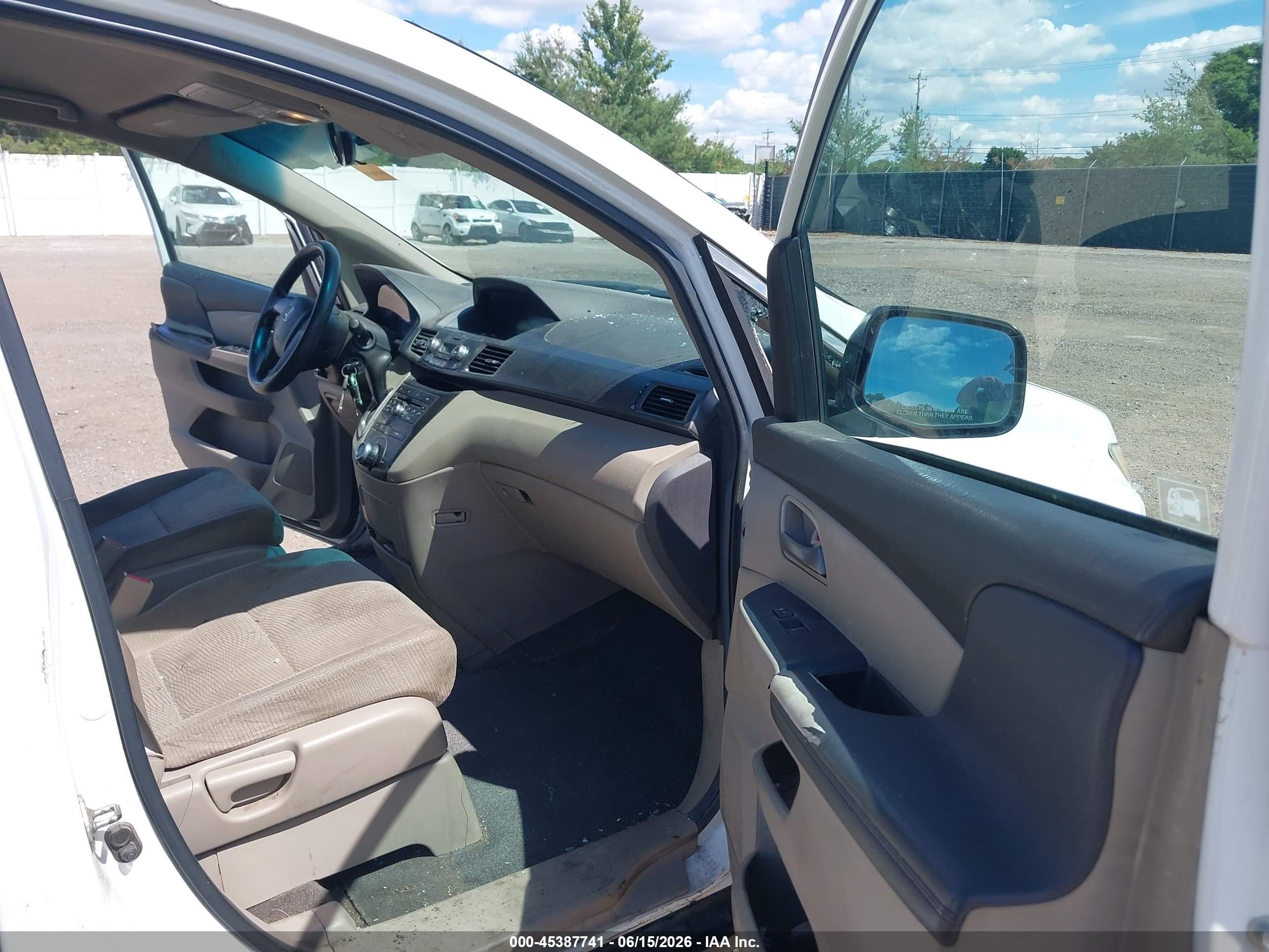 2012 Honda Odyssey Lx White vin: 5FNRL5H21CB137407
