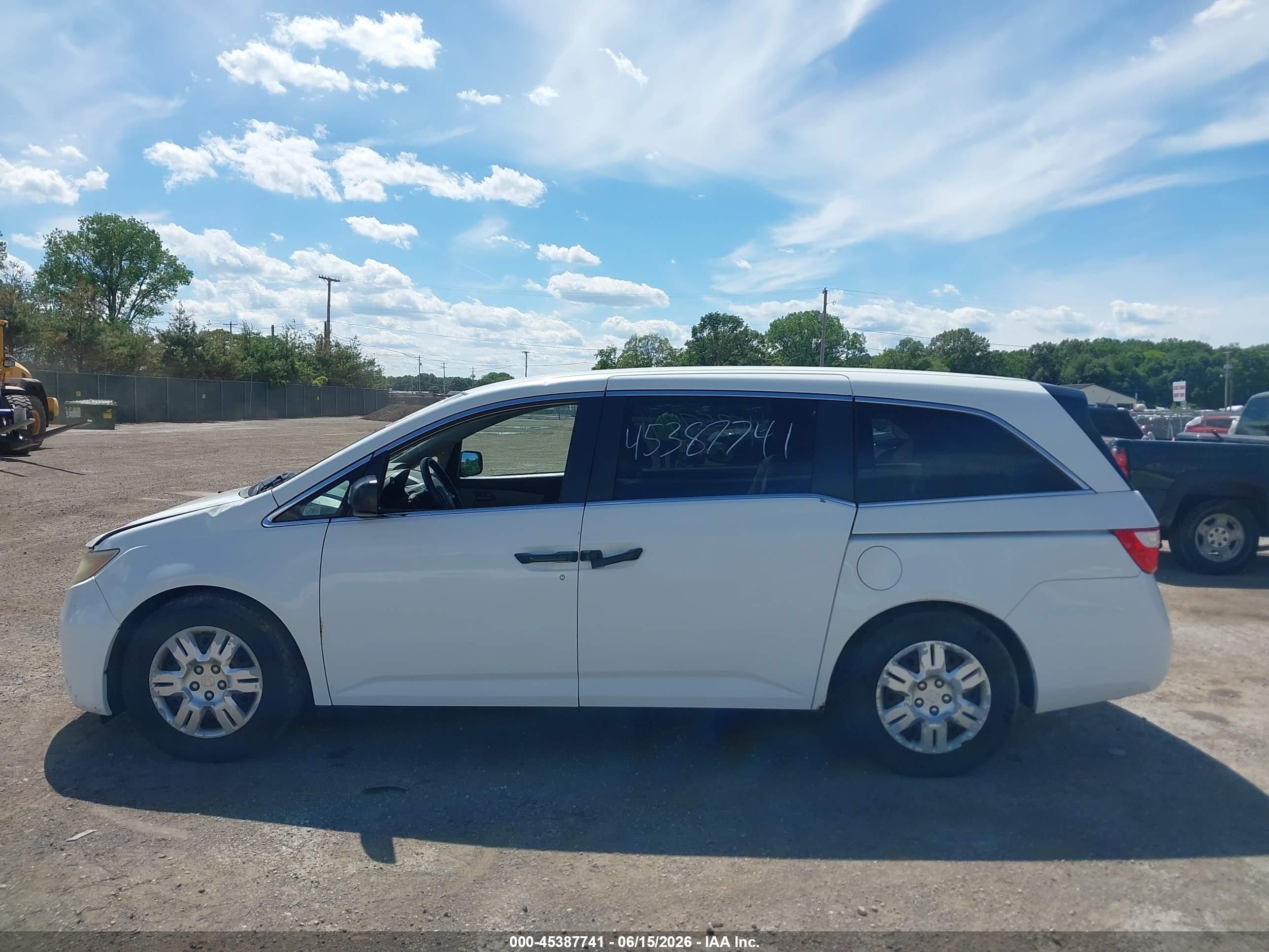 2012 Honda Odyssey Lx White vin: 5FNRL5H21CB137407