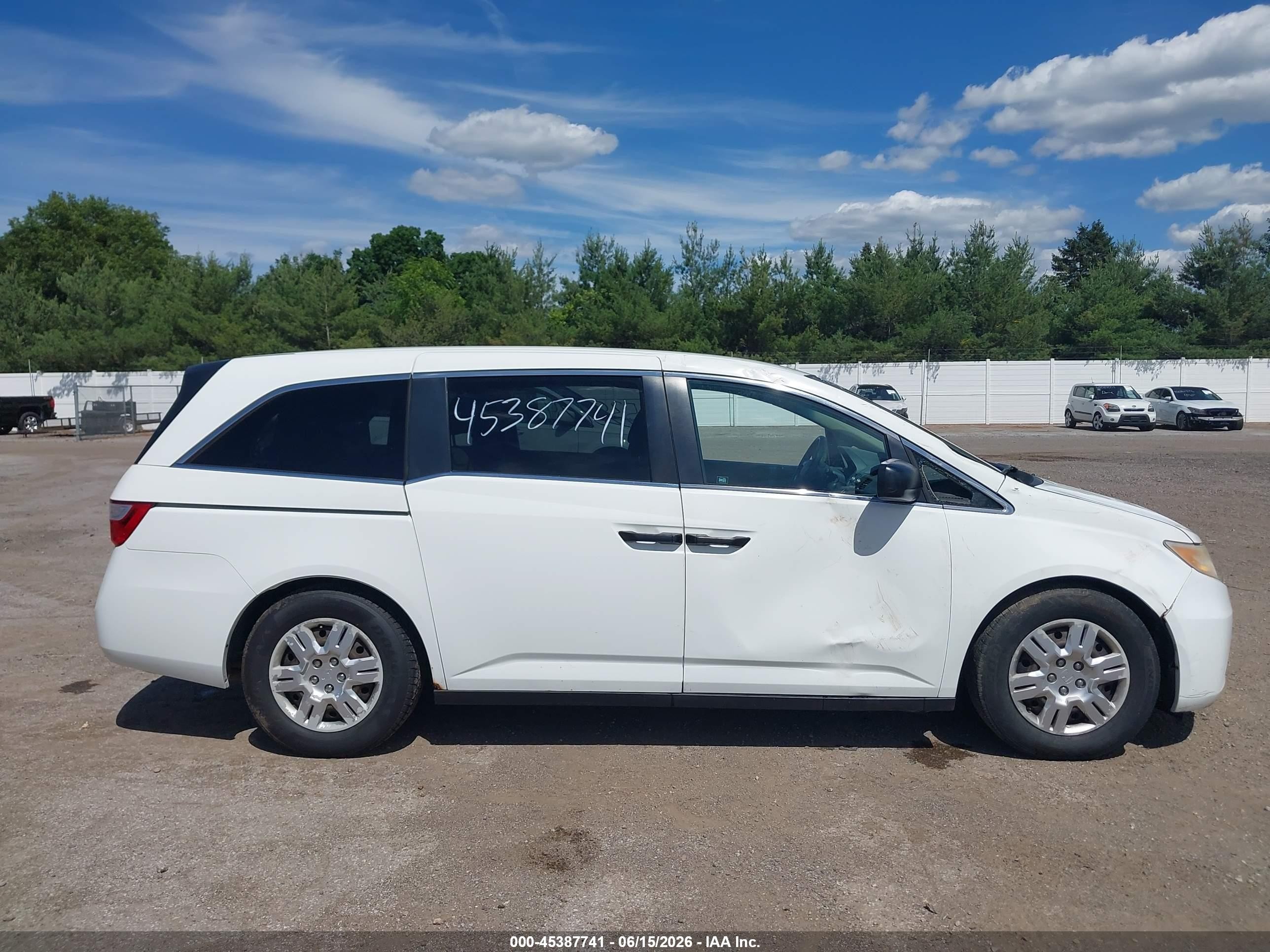 2012 Honda Odyssey Lx White vin: 5FNRL5H21CB137407