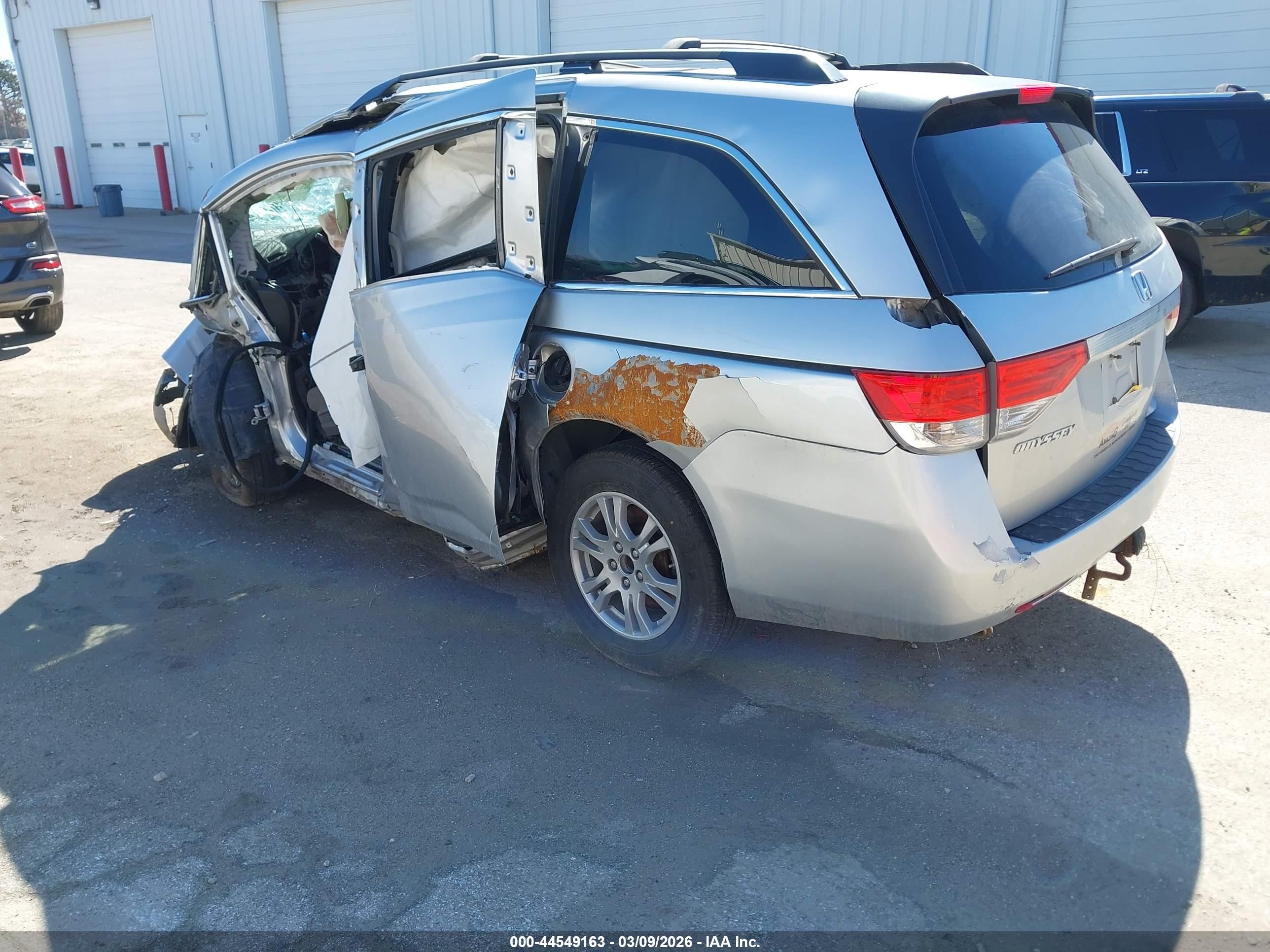 2014 Honda Odyssey Lx Silver vin: 5FNRL5H22EB026657