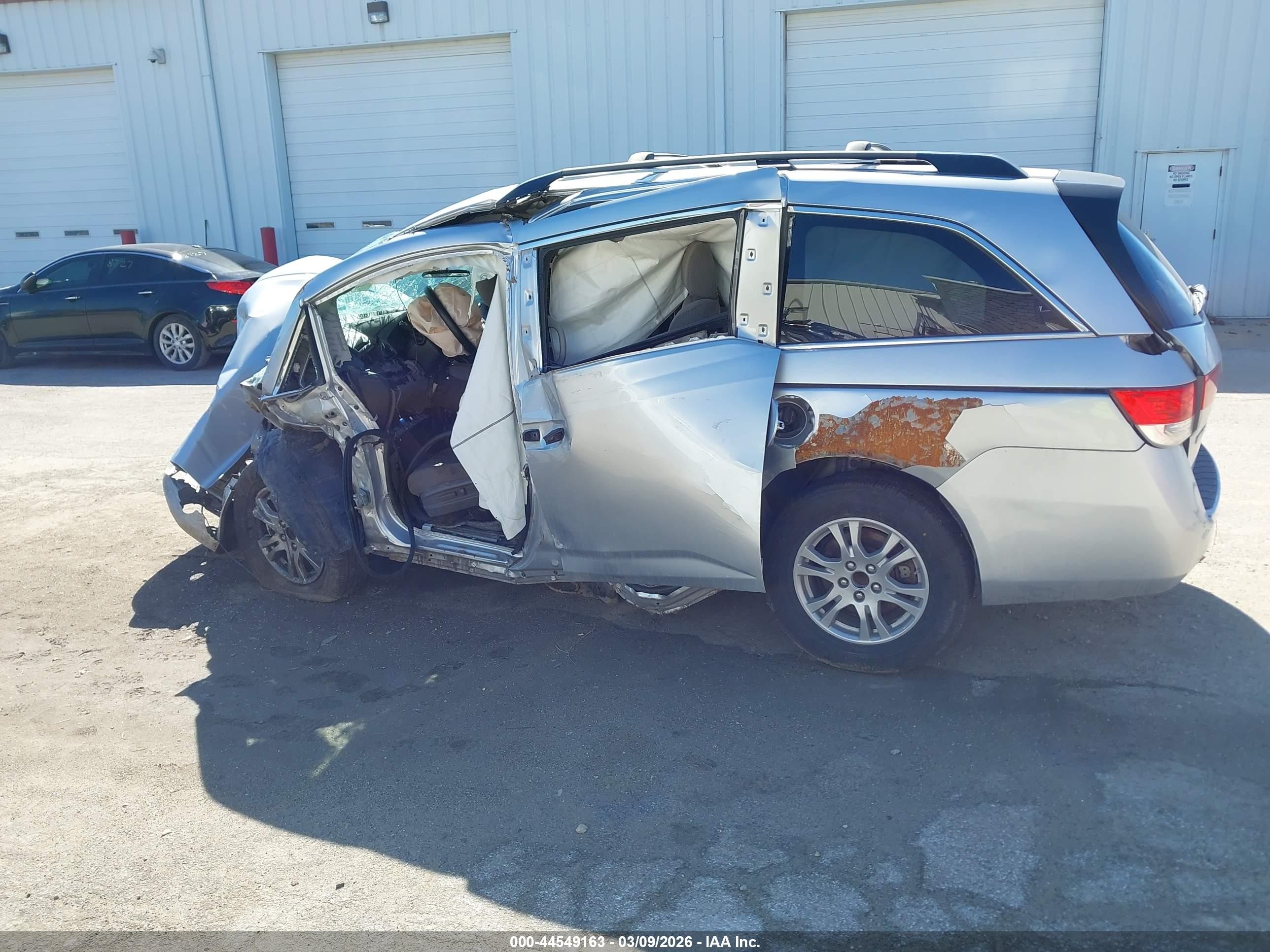 2014 Honda Odyssey Lx Silver vin: 5FNRL5H22EB026657