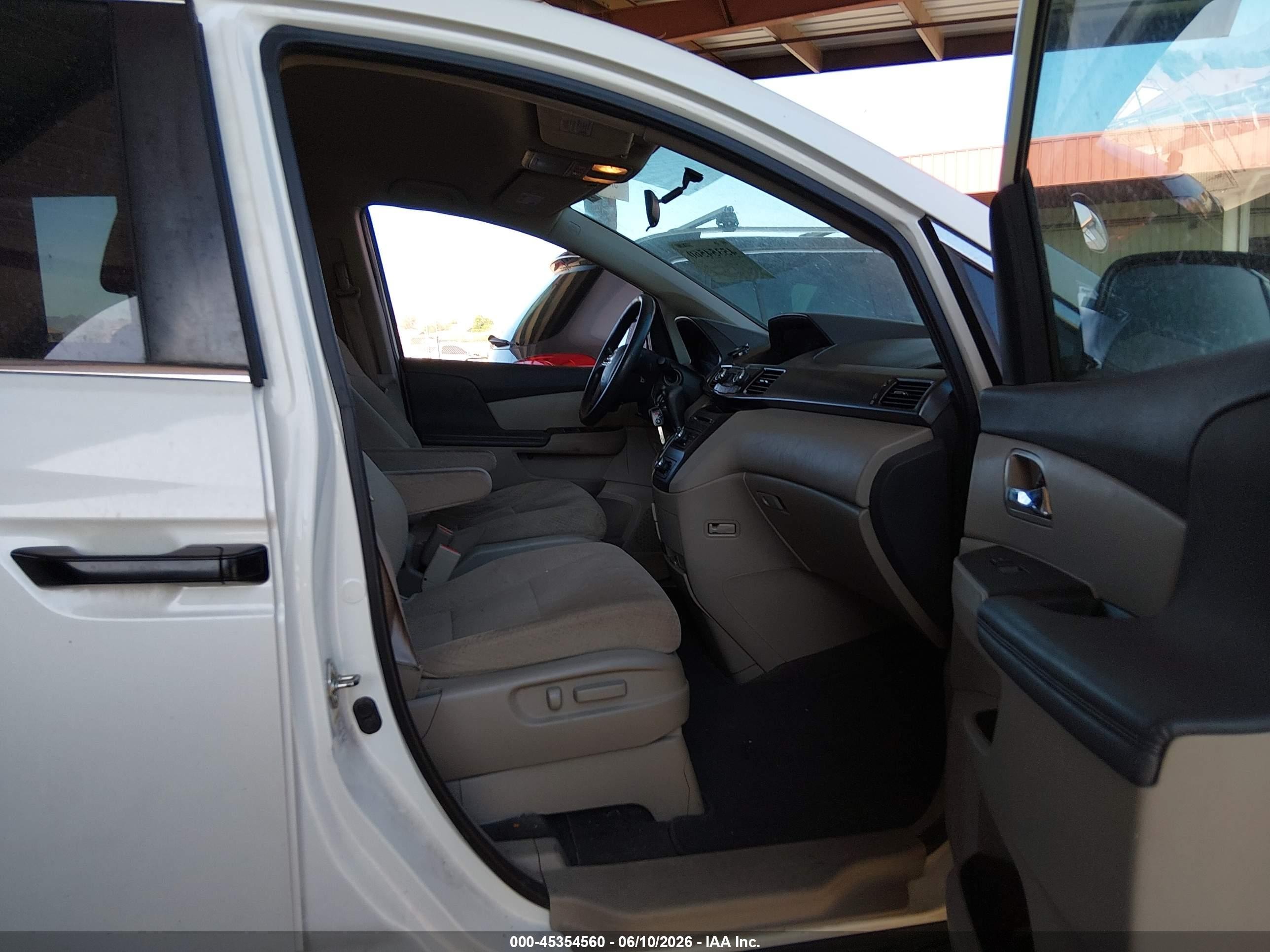 2015 Honda Odyssey Lx Белый vin: 5FNRL5H23FB042352