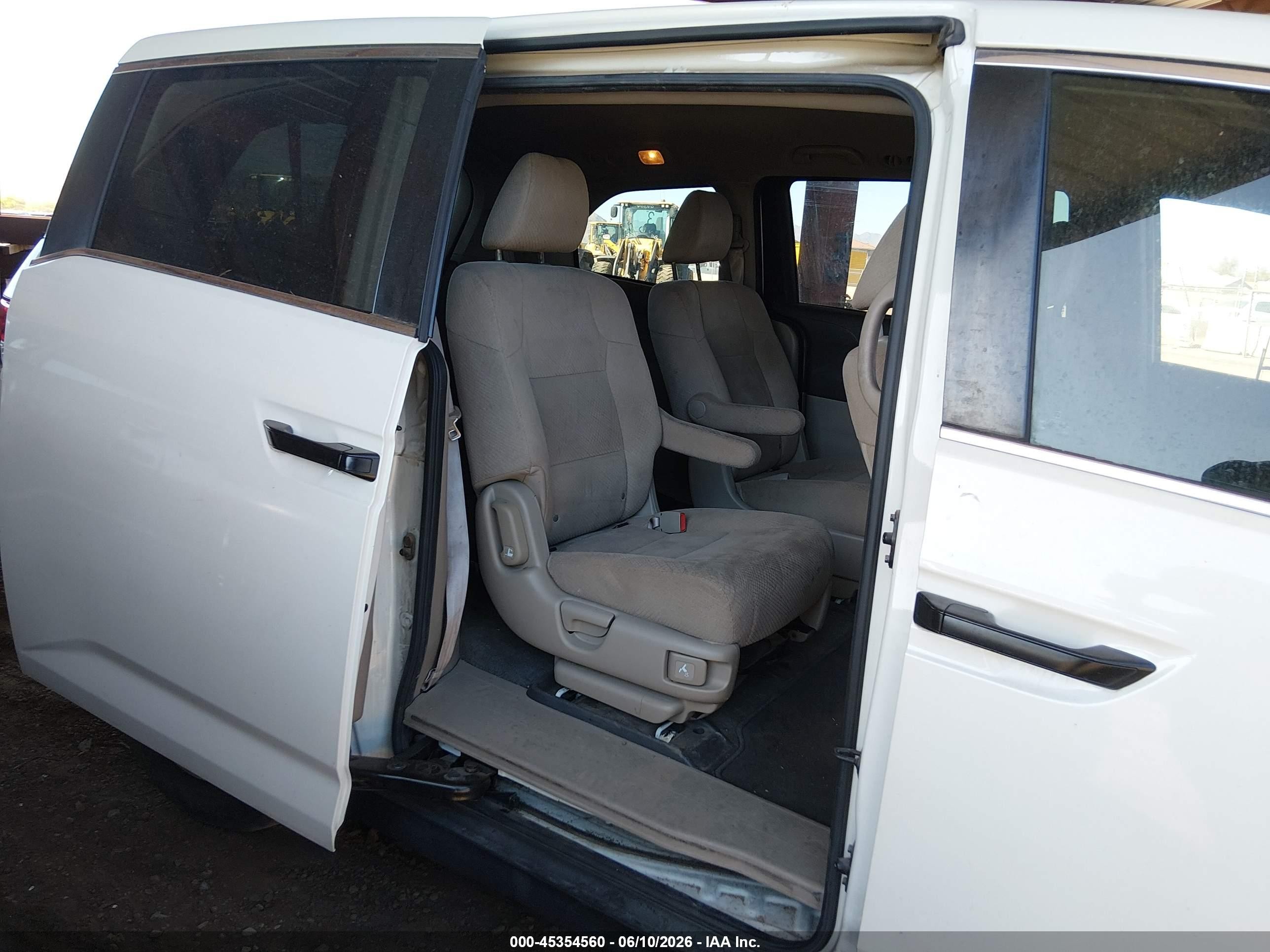 2015 Honda Odyssey Lx Белый vin: 5FNRL5H23FB042352