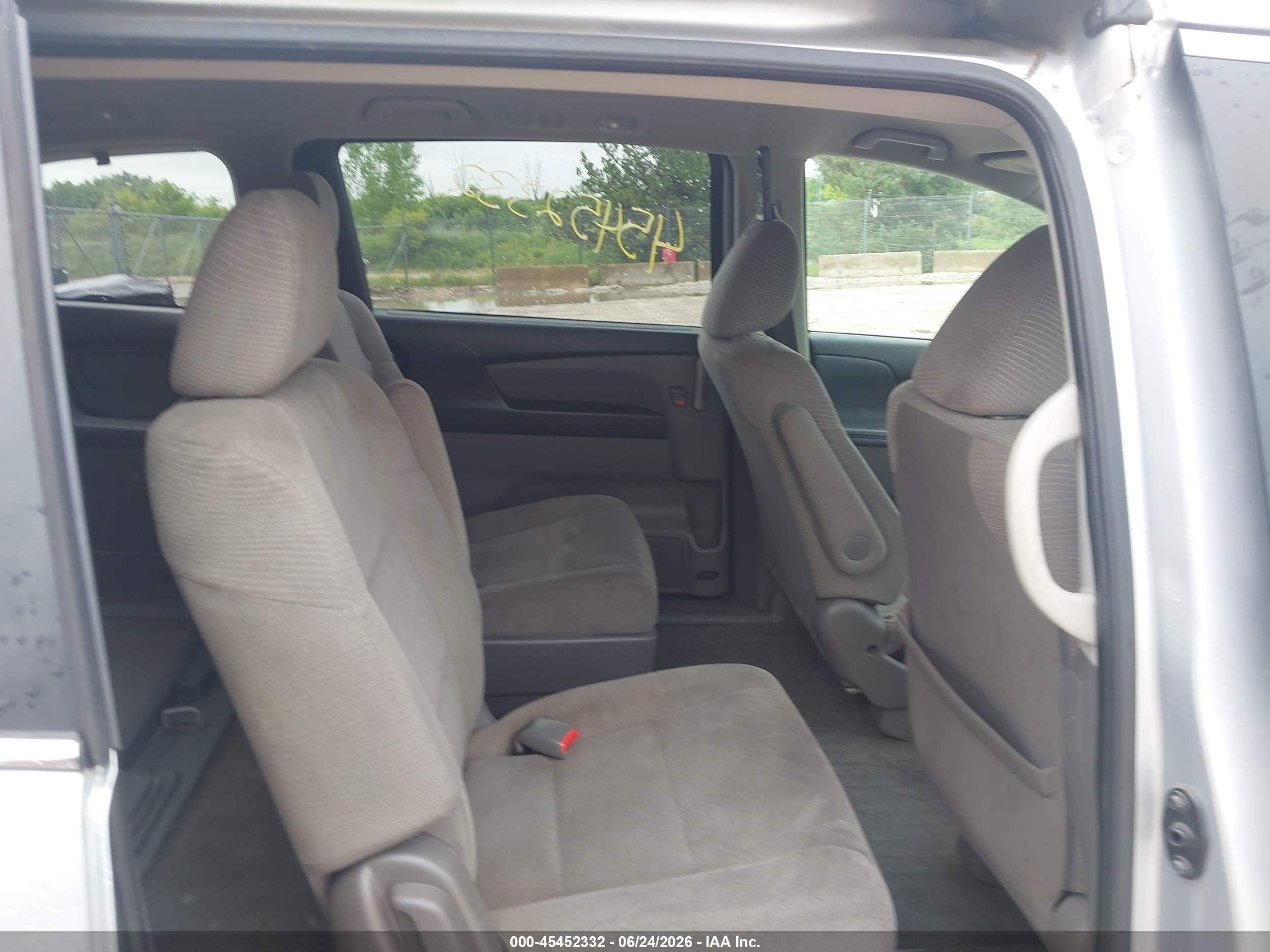 2011 Honda Odyssey Lx Silver vin: 5FNRL5H24BB014411