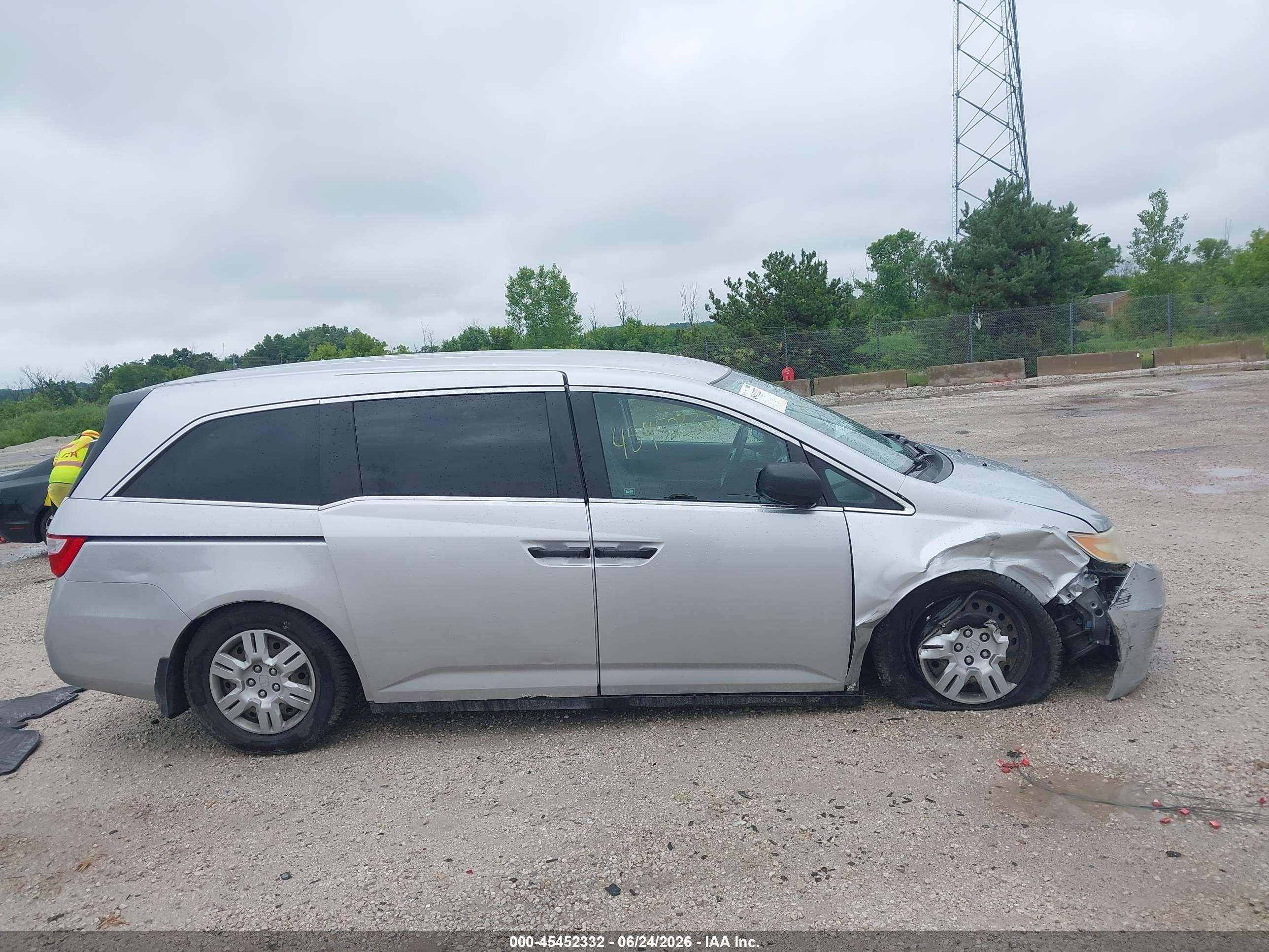 2011 Honda Odyssey Lx Silver vin: 5FNRL5H24BB014411