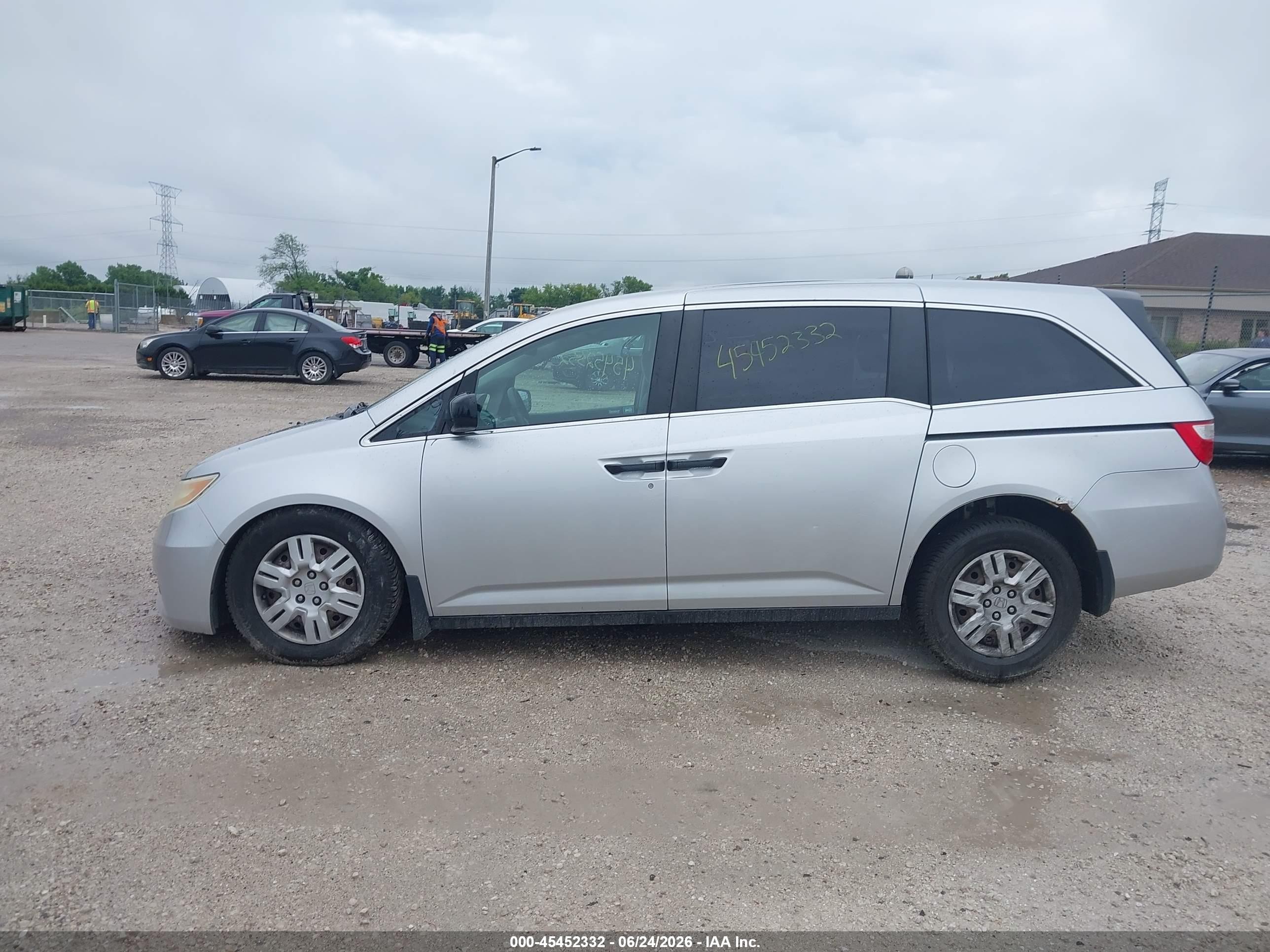 2011 Honda Odyssey Lx Silver vin: 5FNRL5H24BB014411