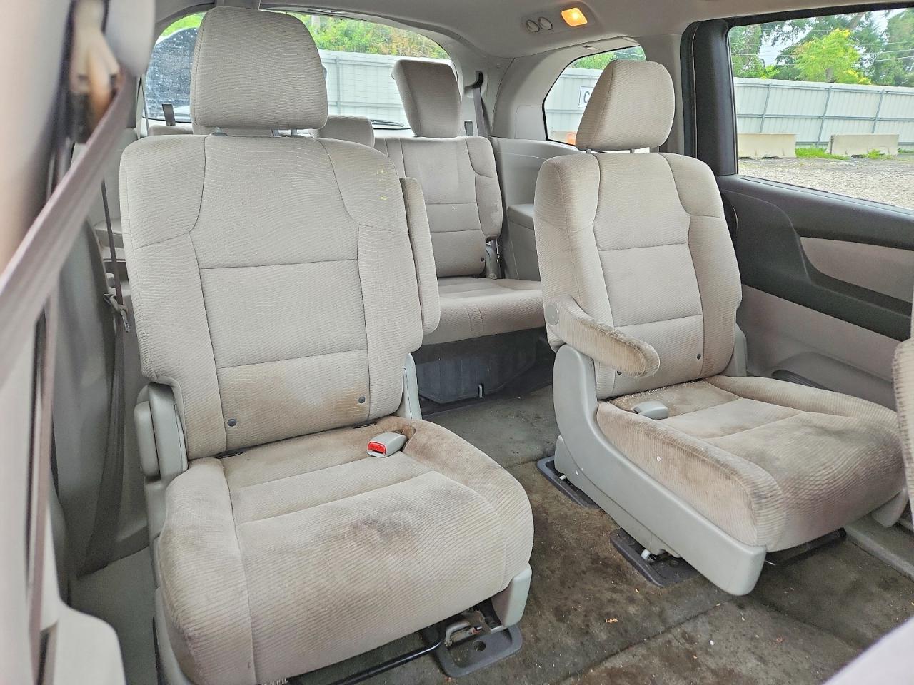 2011 Honda Odyssey Lx Silver vin: 5FNRL5H24BB090954