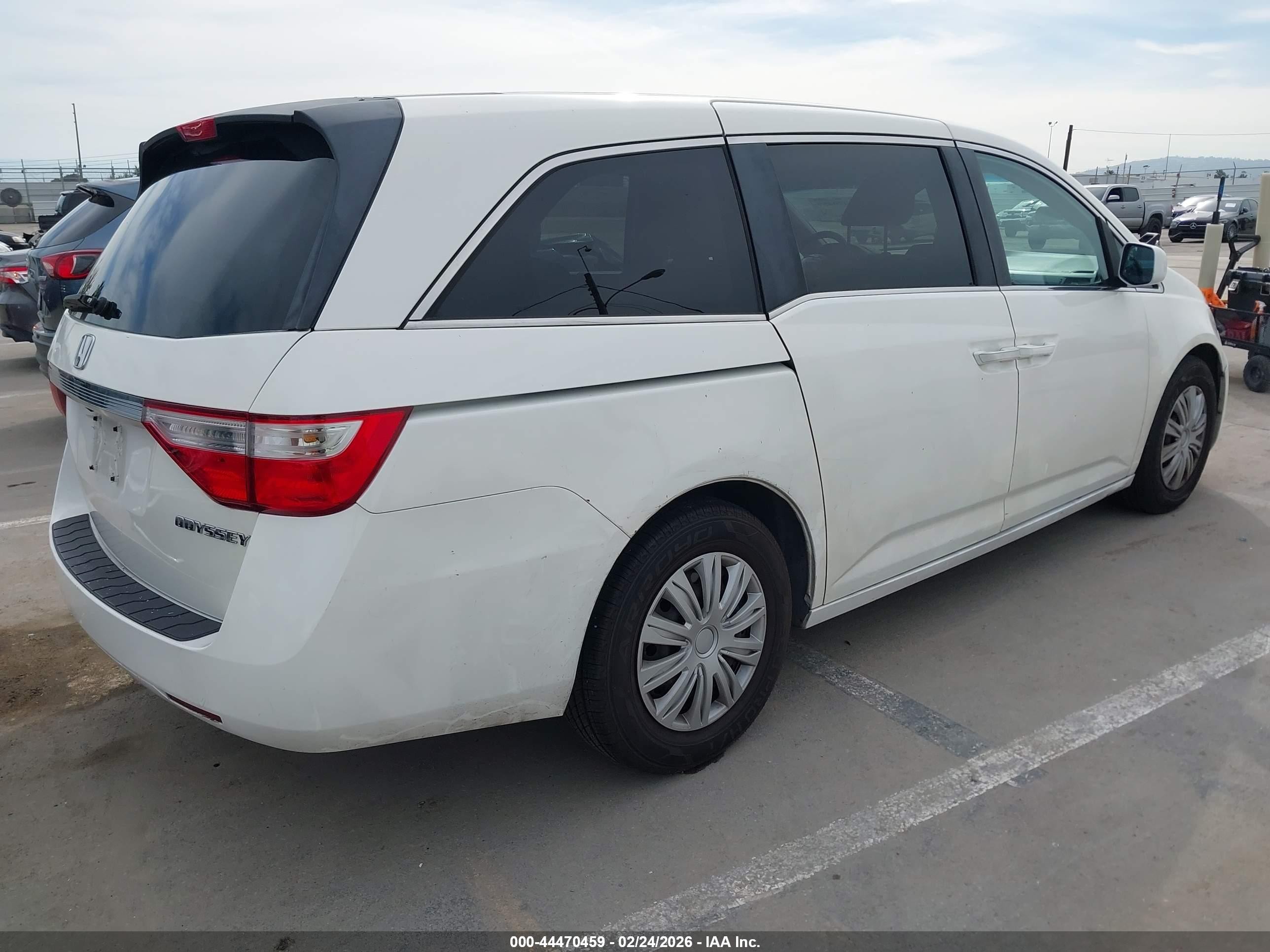 2013 Honda Odyssey Lx White vin: 5FNRL5H24DB048870