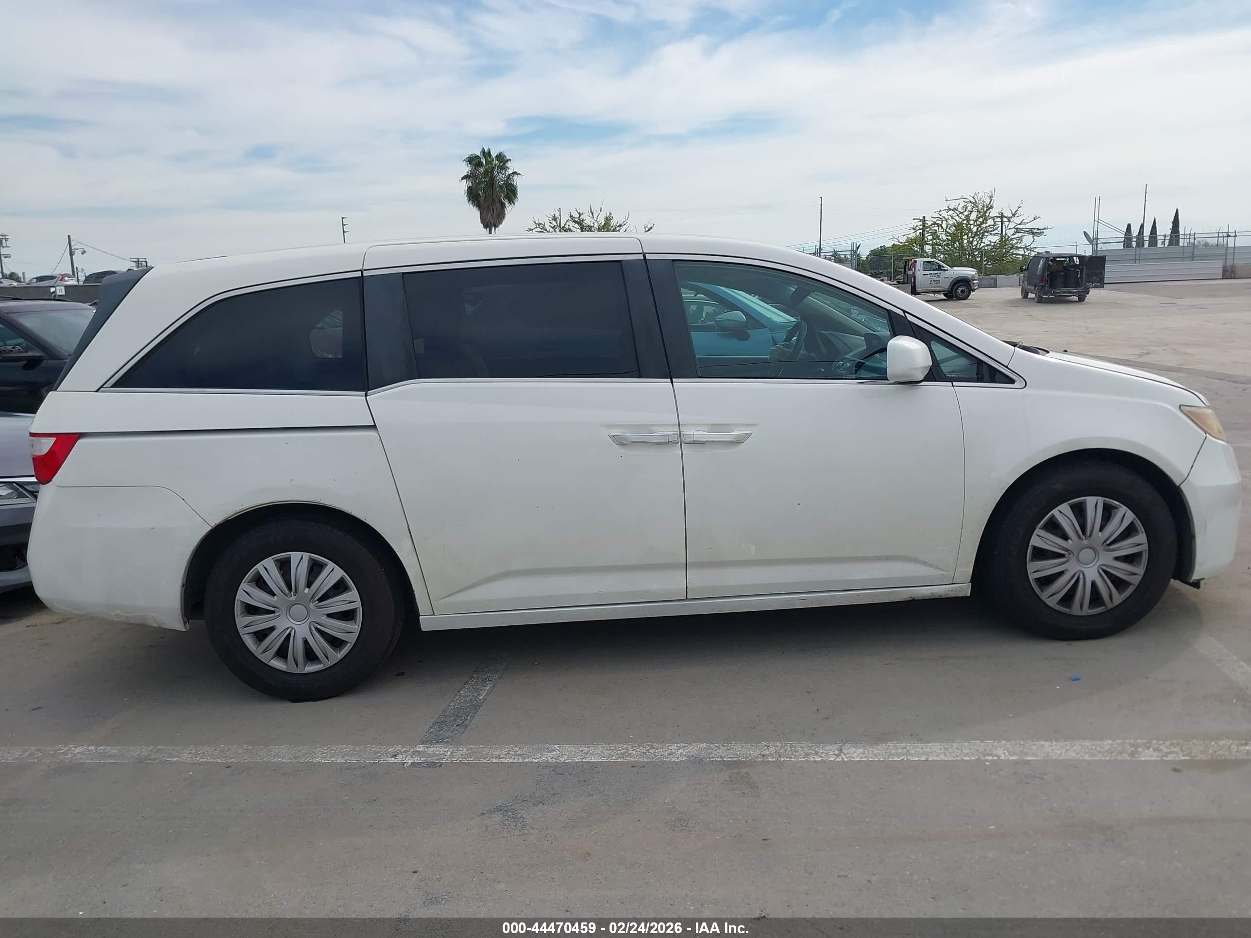 2013 Honda Odyssey Lx White vin: 5FNRL5H24DB048870