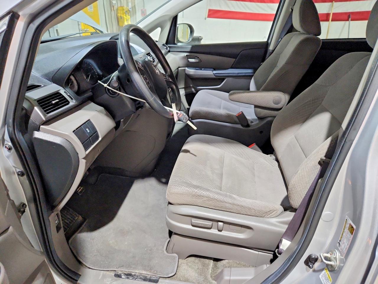 2014 Honda Odyssey Lx Silver vin: 5FNRL5H24EB006202