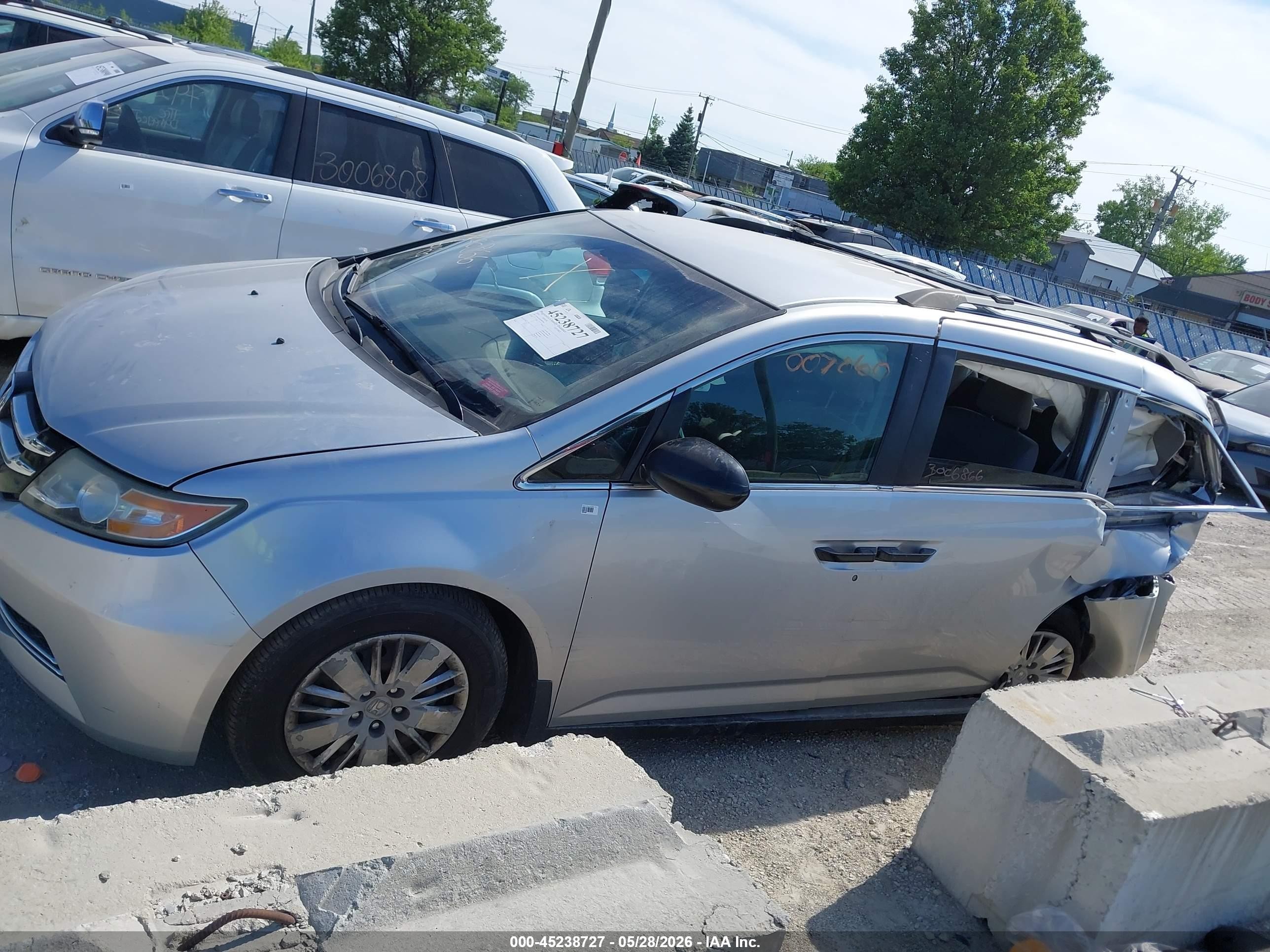 2014 Honda Odyssey Lx Silver vin: 5FNRL5H24EB007060