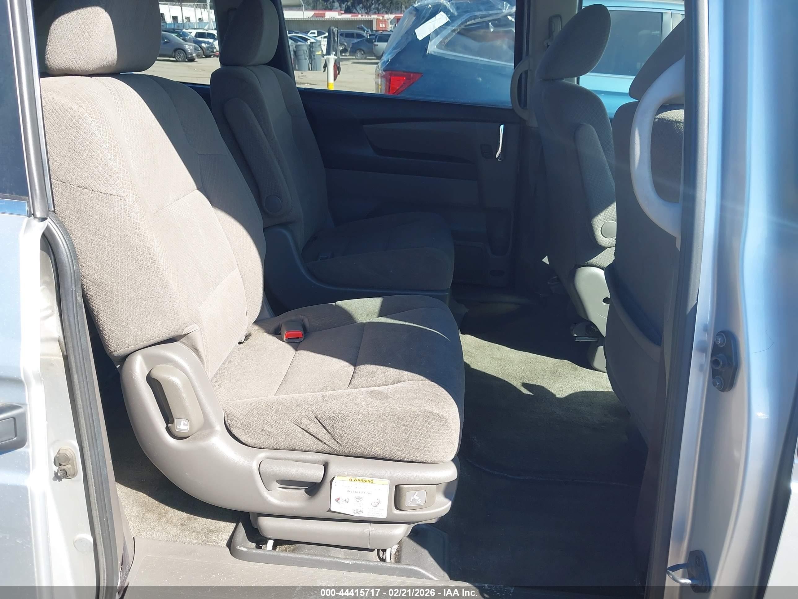 2014 Honda Odyssey Lx Silver vin: 5FNRL5H24EB045999