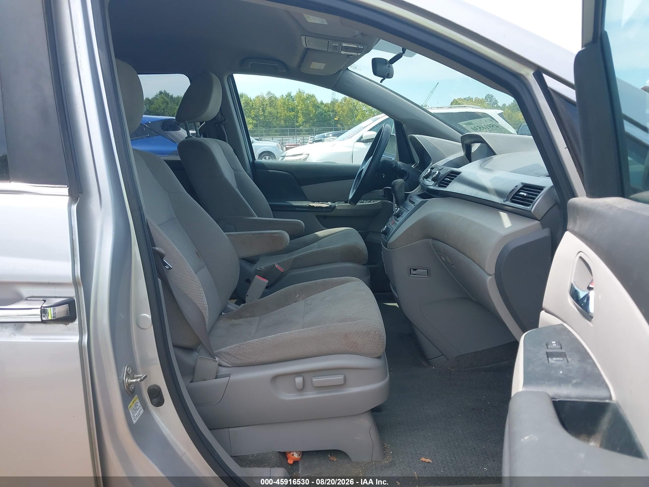 2015 Honda Odyssey Lx Silver vin: 5FNRL5H24FB009747