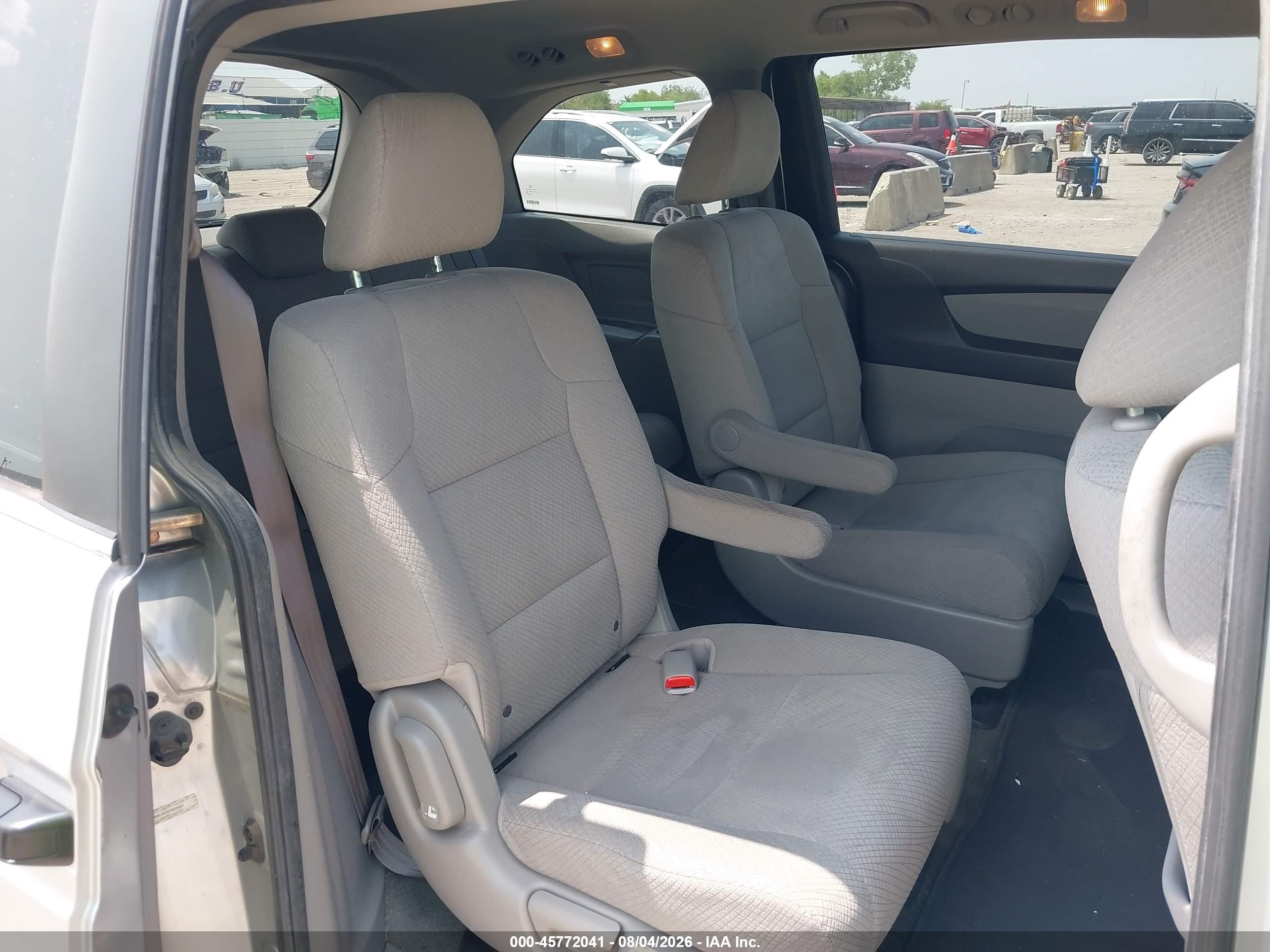 2015 Honda Odyssey Lx Silver vin: 5FNRL5H24FB095447