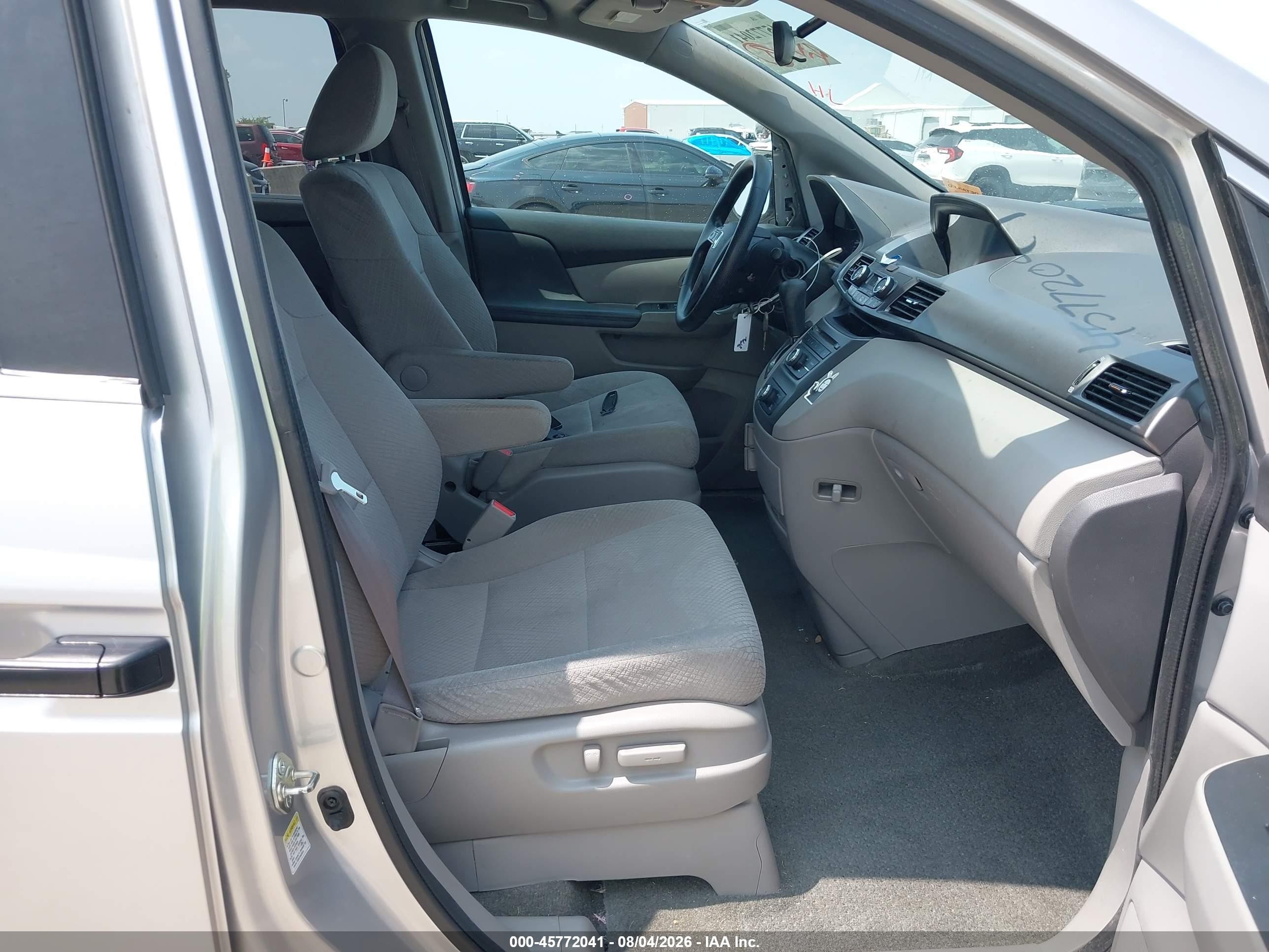 2015 Honda Odyssey Lx Silver vin: 5FNRL5H24FB095447