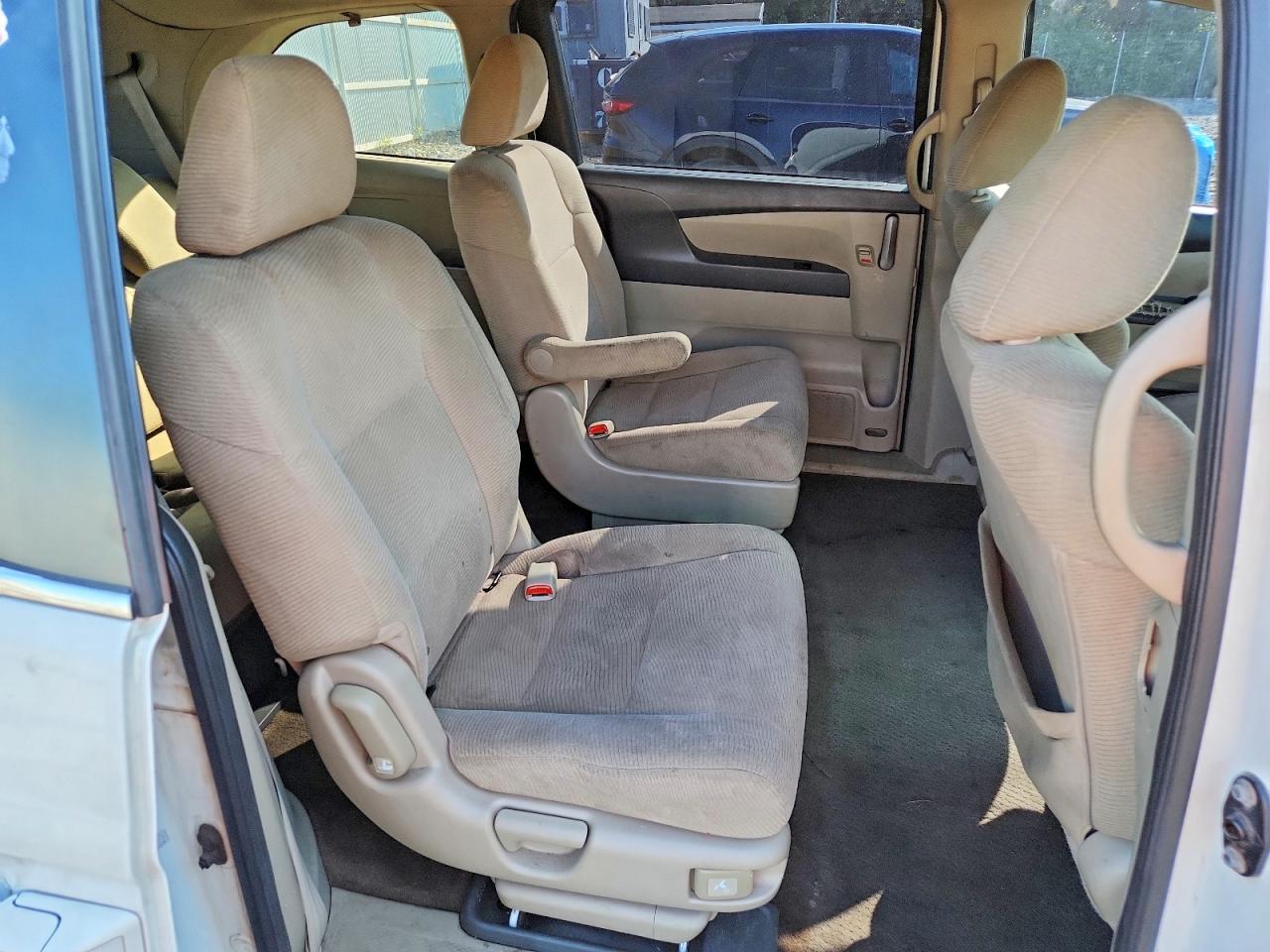 2012 Honda Odyssey Lx White vin: 5FNRL5H25CB096358