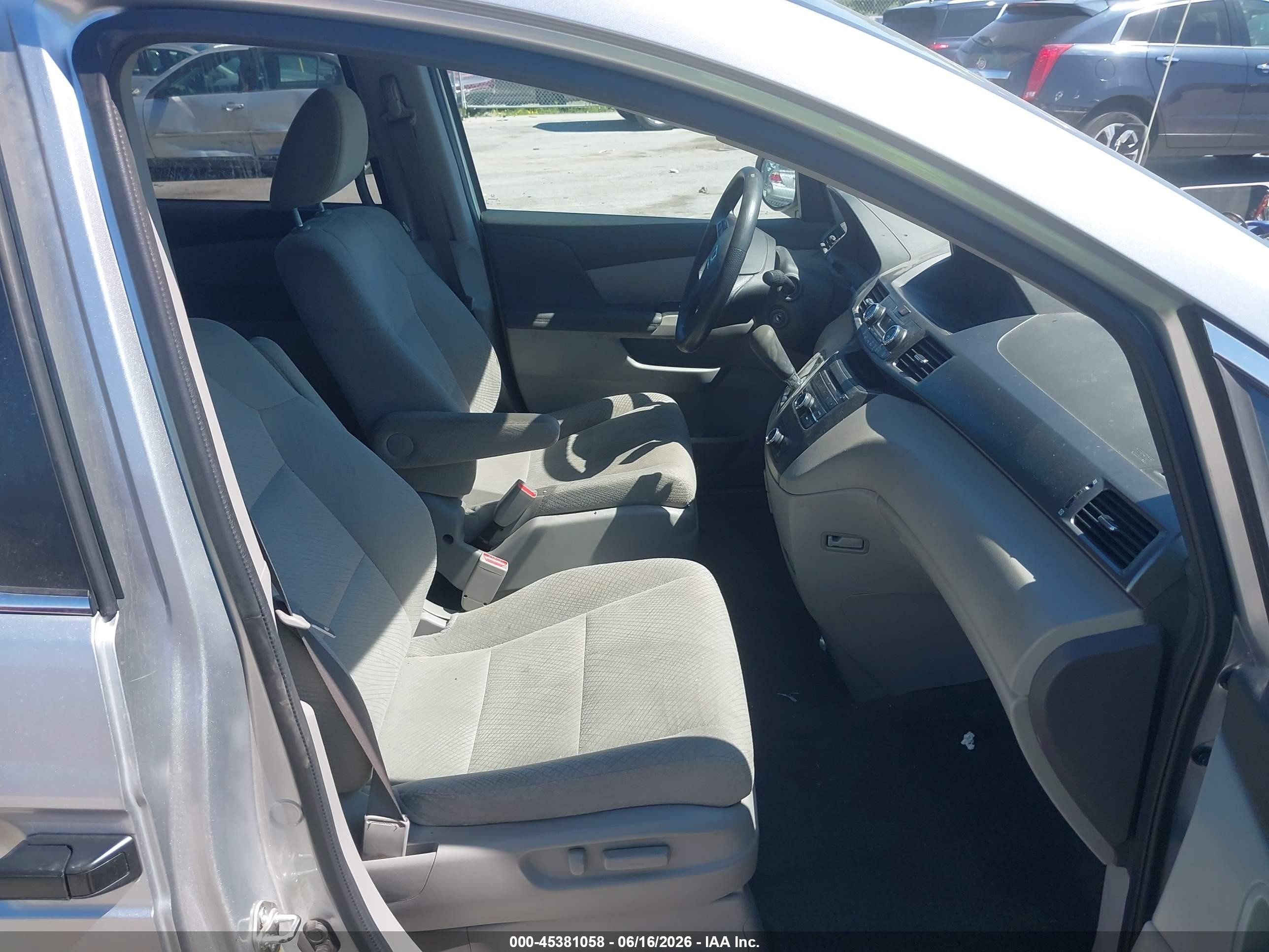 2015 Honda Odyssey Lx Silver vin: 5FNRL5H25FB051117