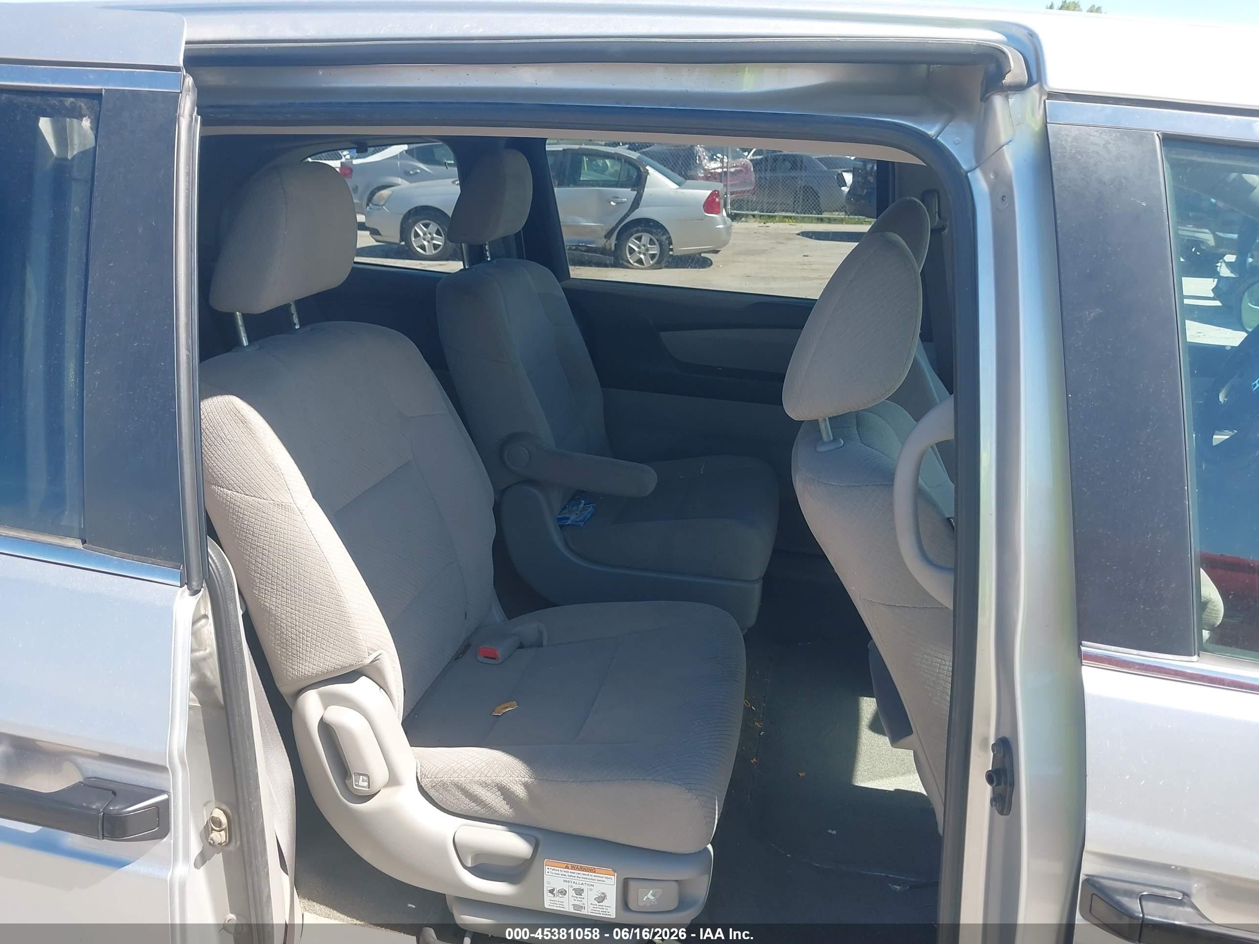 2015 Honda Odyssey Lx Silver vin: 5FNRL5H25FB051117