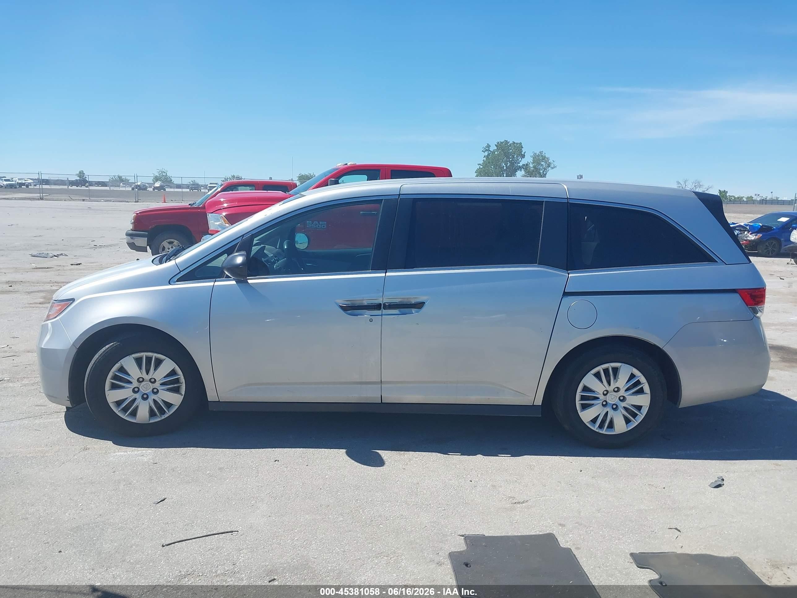 2015 Honda Odyssey Lx Silver vin: 5FNRL5H25FB051117