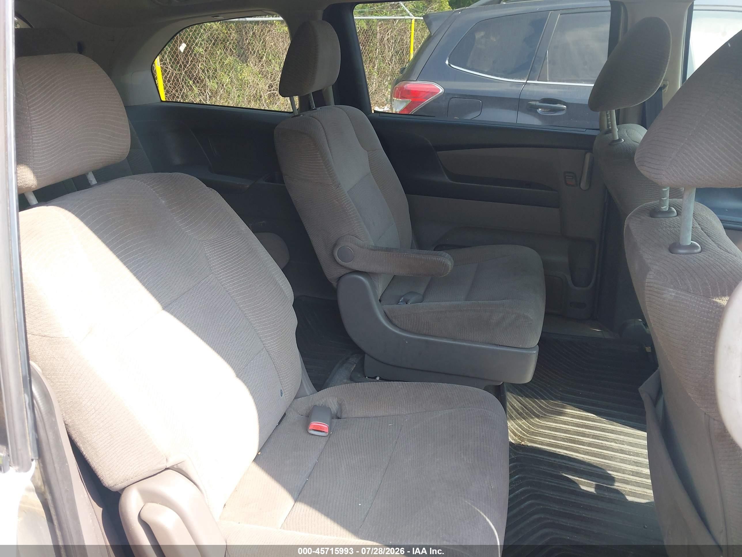 2011 Honda Odyssey Lx Silver vin: 5FNRL5H26BB083441