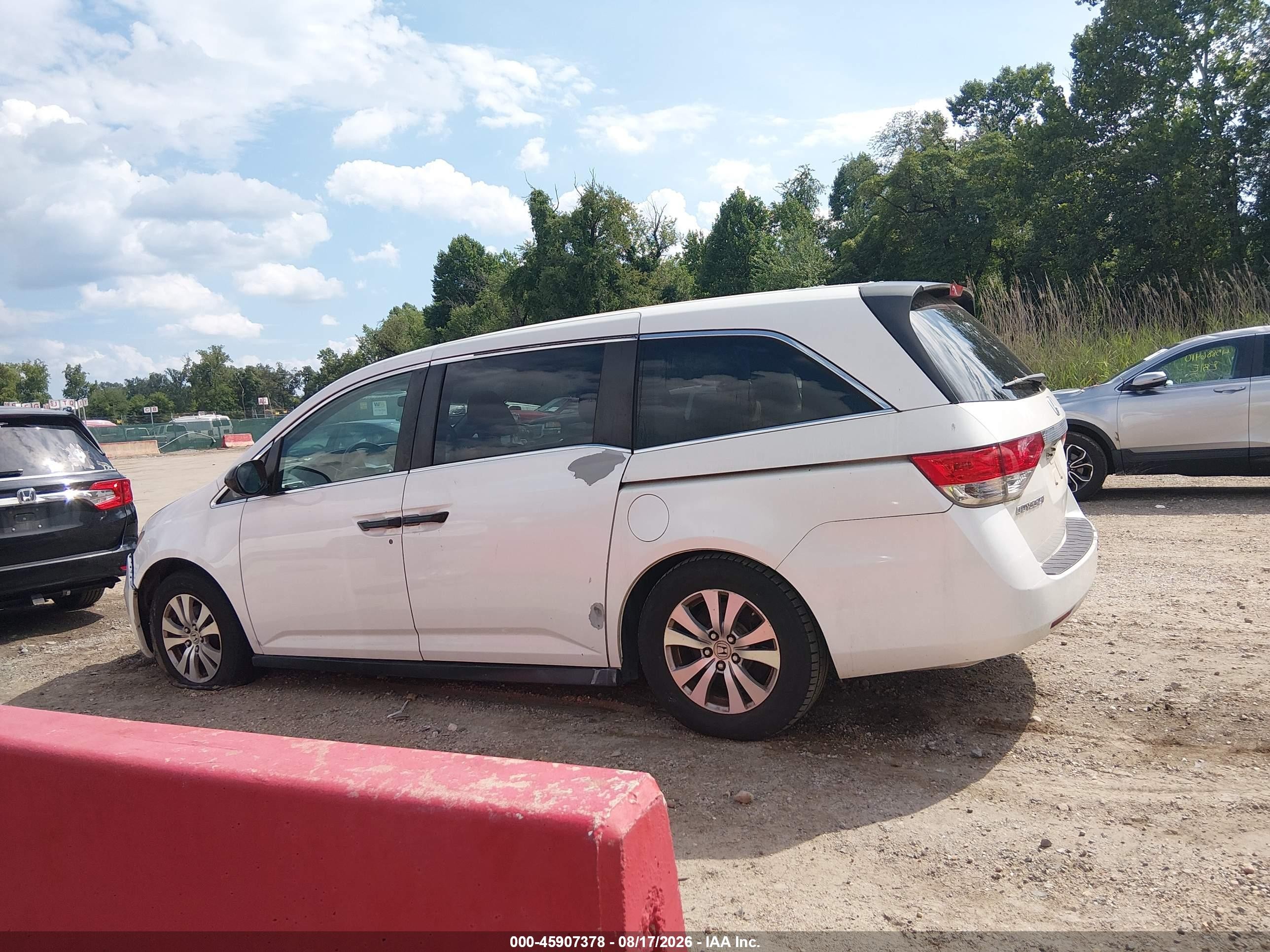 2014 Honda Odyssey Lx White vin: 5FNRL5H26EB044336