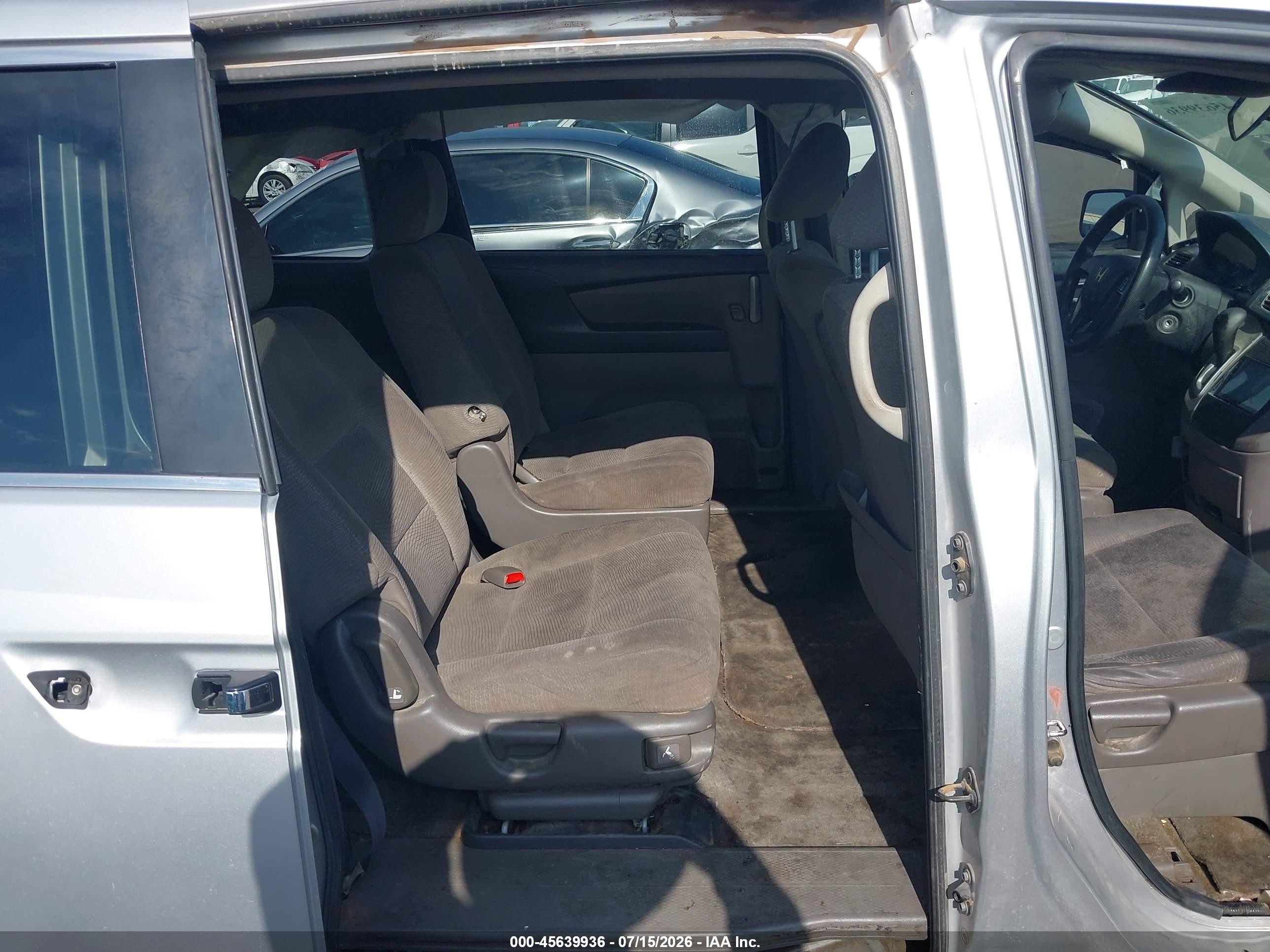2011 Honda Odyssey Lx Silver vin: 5FNRL5H27BB007212
