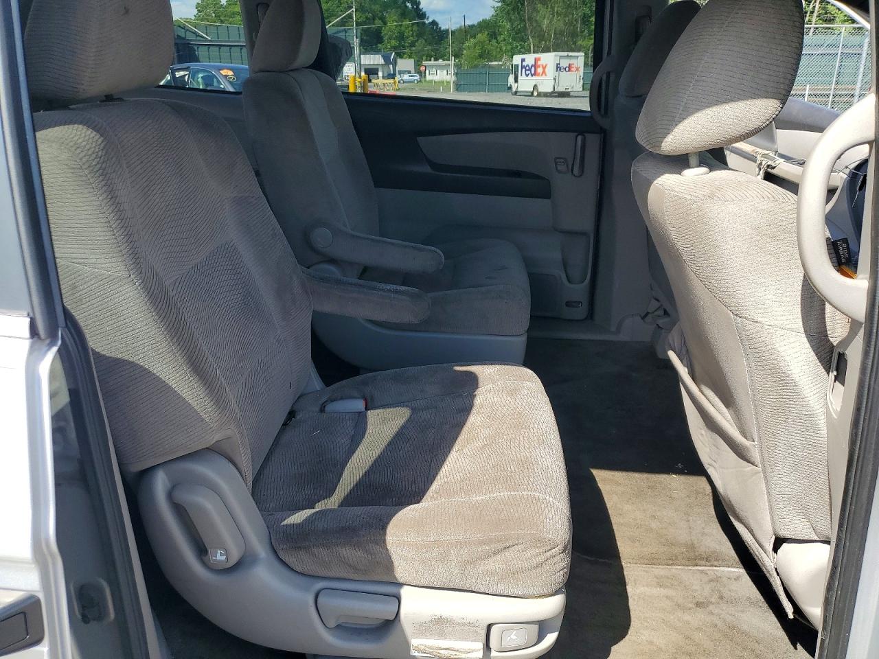 2011 Honda Odyssey Lx Silver vin: 5FNRL5H28BB036136