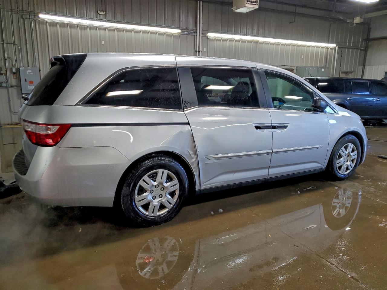 2011 Honda Odyssey Lx Silver vin: 5FNRL5H2XBB014428