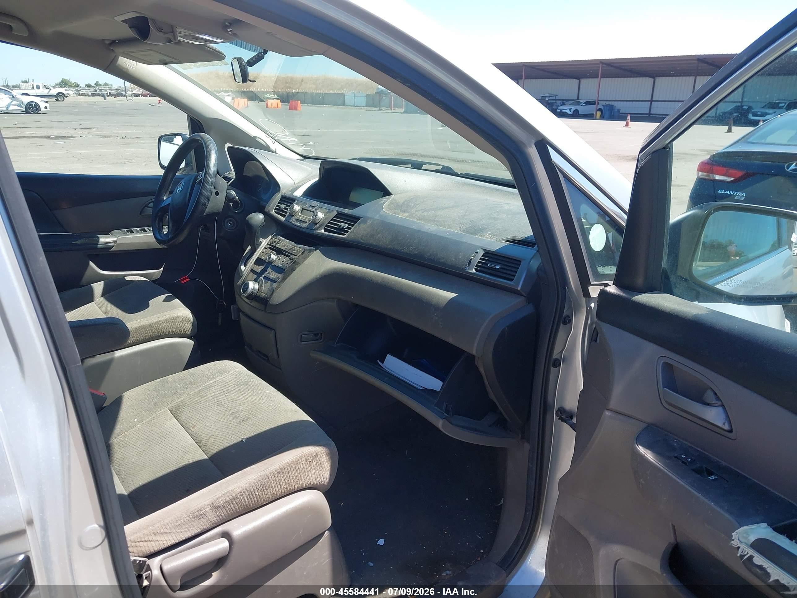 2011 Honda Odyssey Lx Silver vin: 5FNRL5H2XBB053665