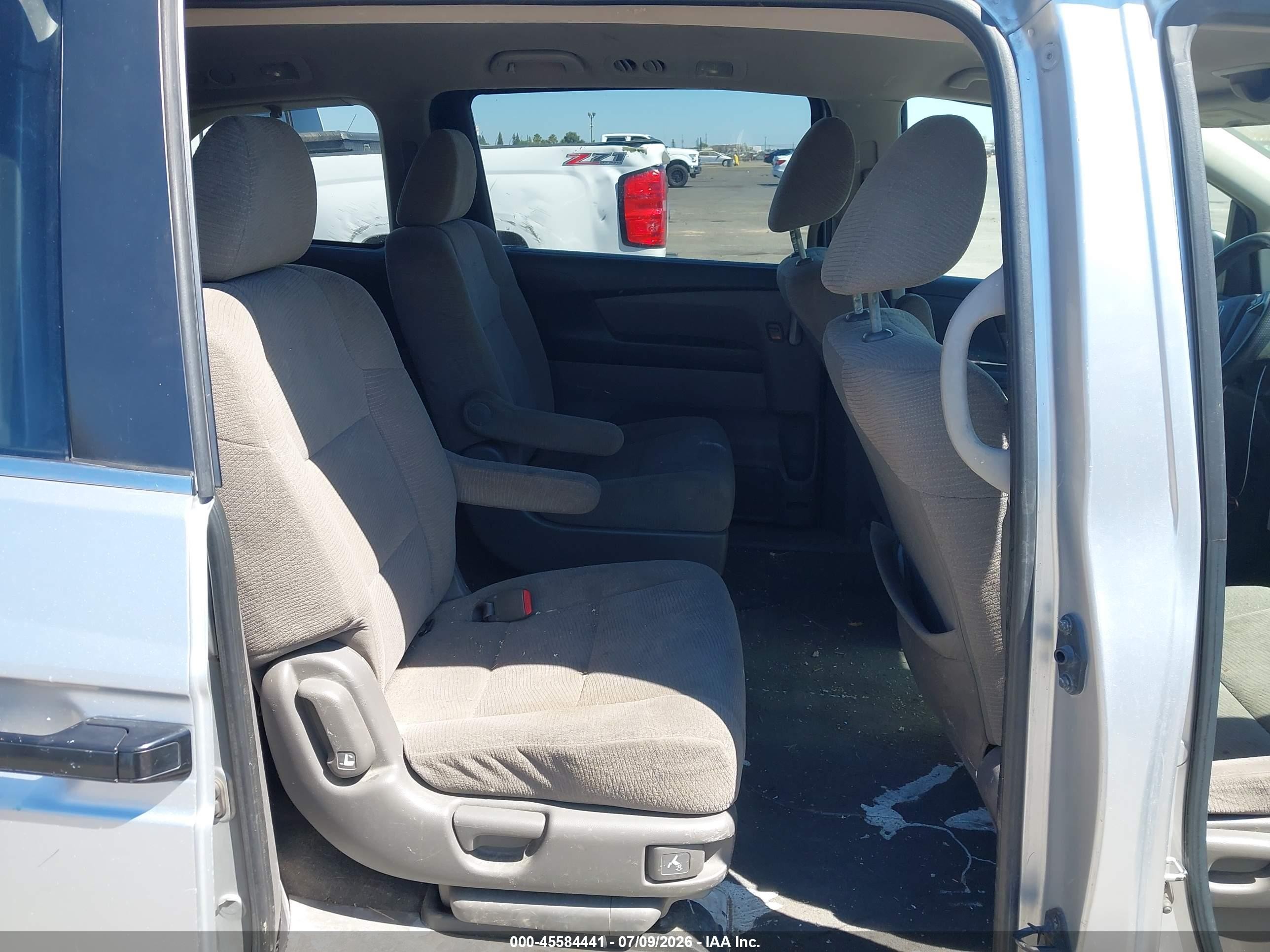 2011 Honda Odyssey Lx Silver vin: 5FNRL5H2XBB053665