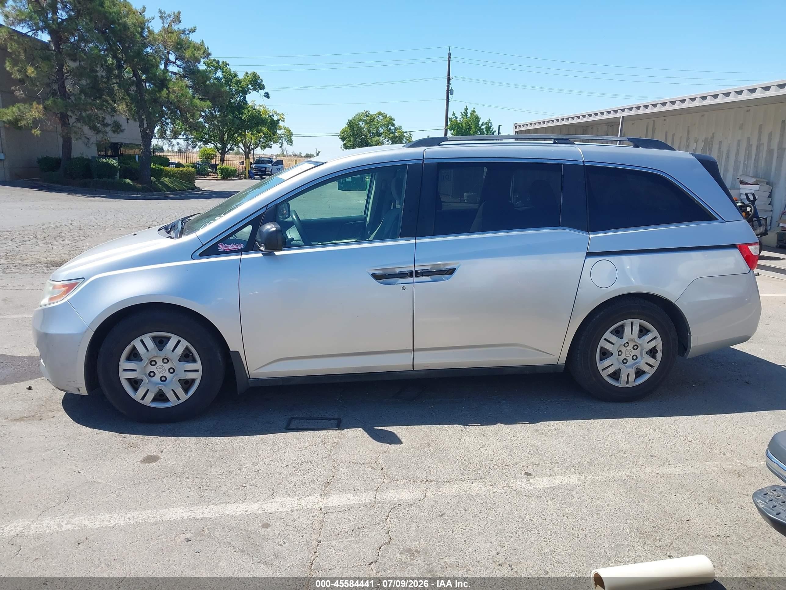 2011 Honda Odyssey Lx Silver vin: 5FNRL5H2XBB053665