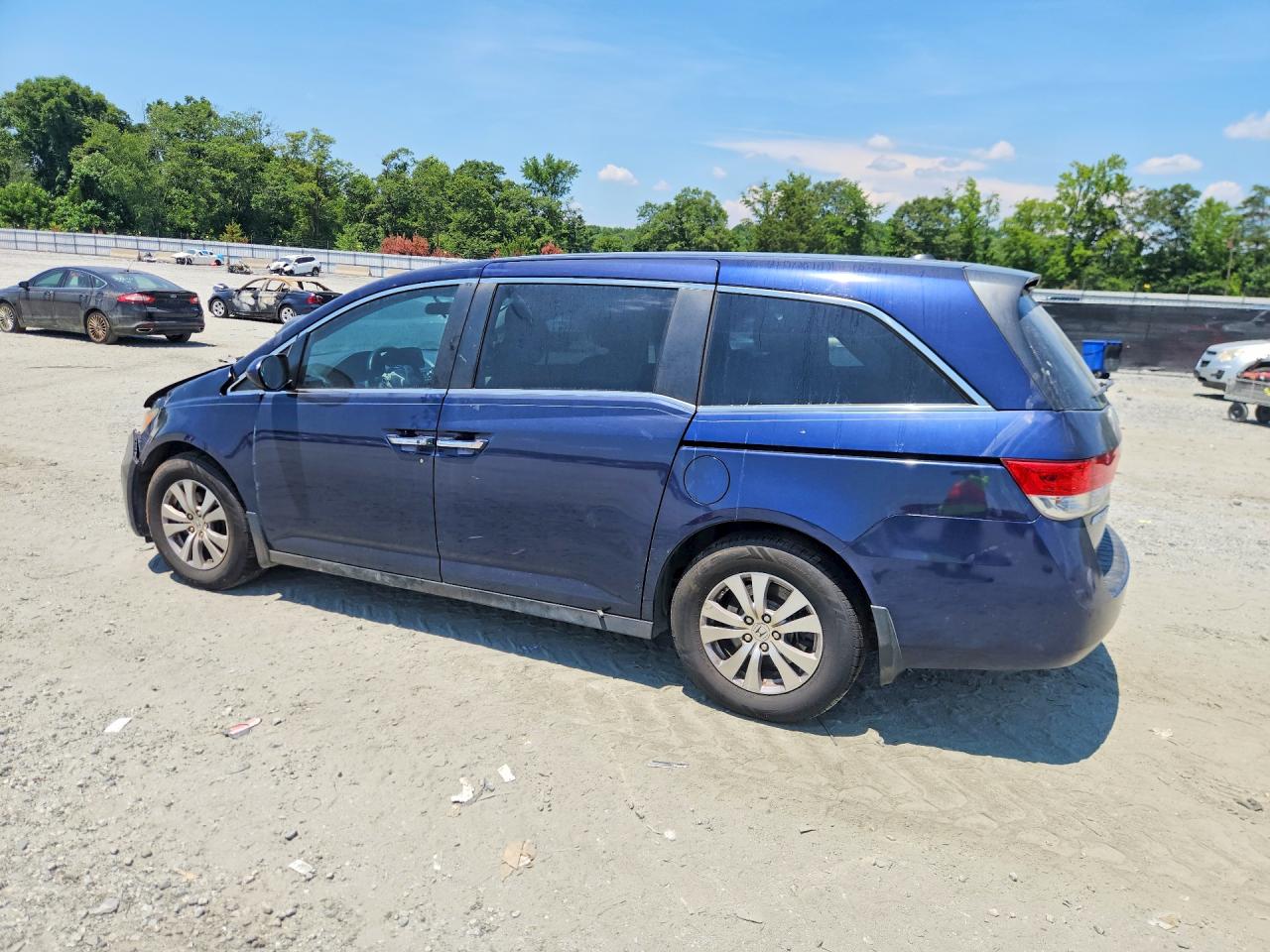 2016 Honda Odyssey Se Blue vin: 5FNRL5H32GB092007
