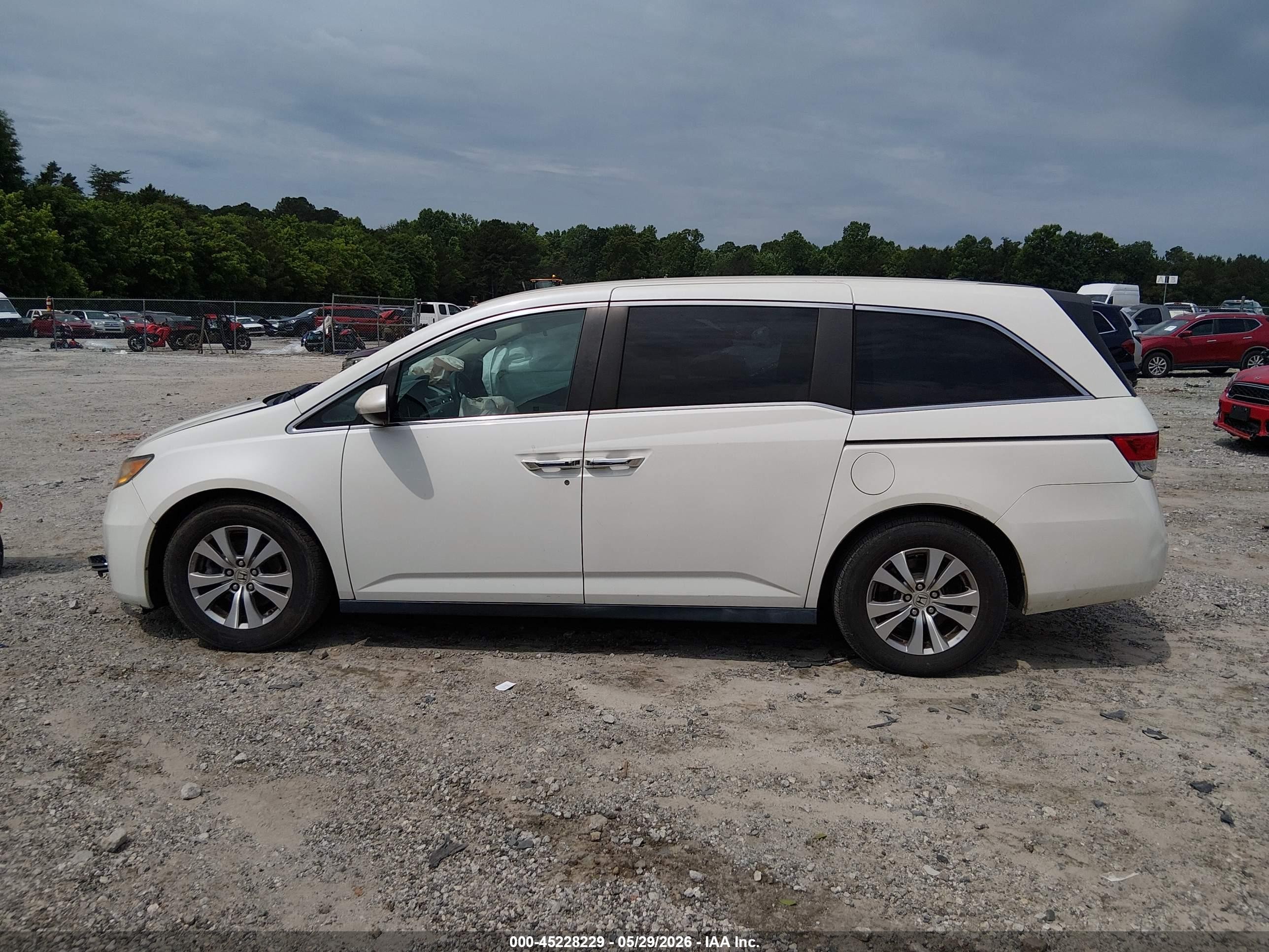 2017 Honda Odyssey Se Белый vin: 5FNRL5H36HB018171